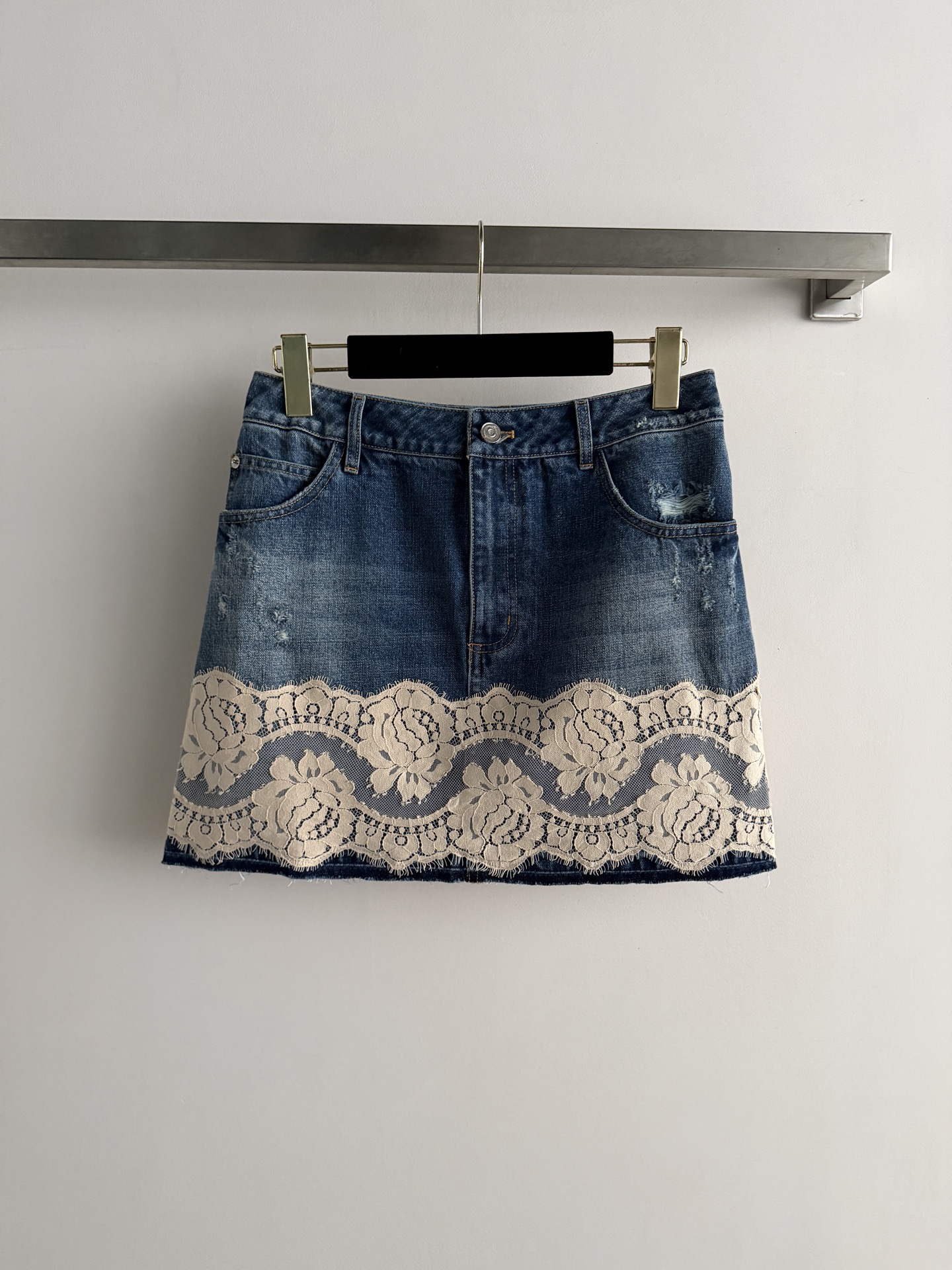 NO:823789,Dolce&Gabban's latest lace spliced ​​denim skirt, dark blue washed denim + retro lace, sweet, cool and elegant with a slight A-line shape, double front pockets + metal buttons, practical and detailed. Floral embroidery on the lace edge, perfect score, looks great with a series of shirts or T-shirts, can be easily worn on dates or afternoon tea, get the Italian luxury style!  SML,Dolce&Gabbana-clothing,Dolce&Gabbana,loro piana,Dolce&Gabbana,skirts,shirts,tees,t-shirt,19860909Dolce&Gabban*新款蕾丝拼接牛仔半裙,深蓝水洗牛仔+复古蕾丝,甜酷优雅兼具微A字版型,正面双口袋+金属纽扣,实用又有细节感.蕾丝边缘花卉刺绣,精致满分,搭配系列衬衫或T恤都很出彩,约会、下午茶都能轻松驾驭,意式奢雅风格get！SML,杜嘉班纳-服装,Dolce&Gabbana,loro piana,Dolce&Gabbana,skirts,shirts,tees，t-shirt,,Women's clothing