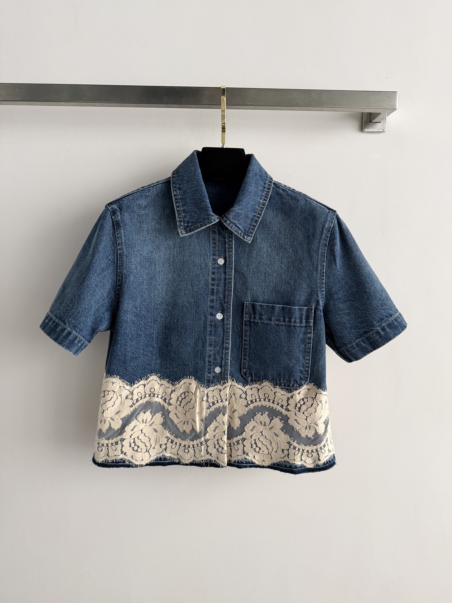 NO:823798,Dolce&Gabban's latest lace splicing short-sleeved shirt is made of dark blue washed denim fabric, with a classic lapel + single breast pocket design, full of retro casual feel. The hem is spliced ​​with beige lace, which is soft and delicate, and the toughness of denim and the delicateness of lace are perfectly combined. It is super versatile for daily wear, whether paired with jeans or a series of skirts, you can easily create a sweet and cool style, fashionable and individual!  SML,Dolce&Gabbana-clothing,Dolce&Gabbana,loro piana,Dolce&Gabbana,skirts,jeans,shirts,T-shirt,19860909Dolce&Gabban*新款蕾丝拼接短袖衬衫,采用深蓝水洗牛仔面料,经典翻领+单胸袋设计,复古休闲感满满.下摆拼接米色蕾丝花边,柔美又精致,牛仔的硬朗和蕾丝的细腻完美融合.日常穿搭超百搭,无论配牛仔裤还是系列半裙,都能轻松打造甜酷风格,时髦又有个性！SML,杜嘉班纳-服装,Dolce&Gabbana,loro piana,Dolce&Gabbana,skirts,jeans,shirts,T-shirt,,Women's clothing