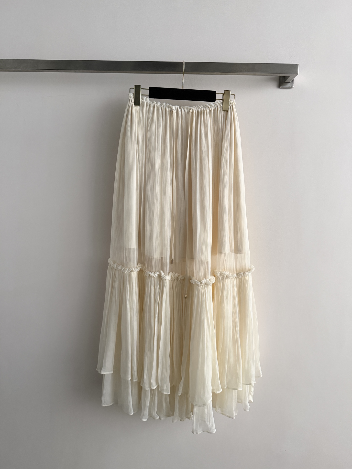 NO:828818,The new mesh skirt is made of light mesh, layered design + double-layered ruffles, smart and elegant, and has a sense of atmosphere. The drawstring waist design is comfortable and flattering, and the skirt length is moderate. It is suitable for commuting, dating, and taking photos. It is gentle and versatile, and is super fresh to wear in spring and summer. Pair it with a light-colored top or French style item, and you can easily get a fairy or pastoral look~SML,,skirts,19860909新款网纱半身裙,采用轻盈网纱,层叠设计+双层荷叶边,灵动飘逸超有氛围感.抽绳腰设计,舒适又显身材,裙长适中,通勤、约会、拍照都很适合,温柔百搭,春夏穿超清新,搭配浅色上衣或法式单品,轻松get仙女风or田园风look～SML,,skirts,,Women's clothing