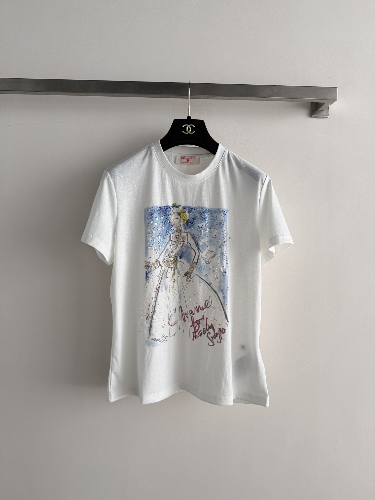 NO:831268,CHANE*26SS new hand-painted printed T-shirt, the front portrait hand-painted print has super artistic beading elements, full of romantic atmosphere!  The fabric is breathable and comfortable, suitable for daily wear or casual wear. It looks great with jeans and skirts. The details are perfect, fashionable and practical, and it is easy to wear with a high-end feel~SML,,chanel,skirts,jeans,tees,t-shirt,19860909CHANE*26SS新款手绘印花T恤,正面人像手绘印花超有艺术感钉珠元素,浪漫氛围拉满！面料透气舒适,日常穿搭或休闲都OK,随手搭牛仔裤、半裙都很出彩针.细节满分,时尚又实用,轻松穿出高级感~SML,,chanel,skirts,jeans,tees，t-shirt,,Women's clothing