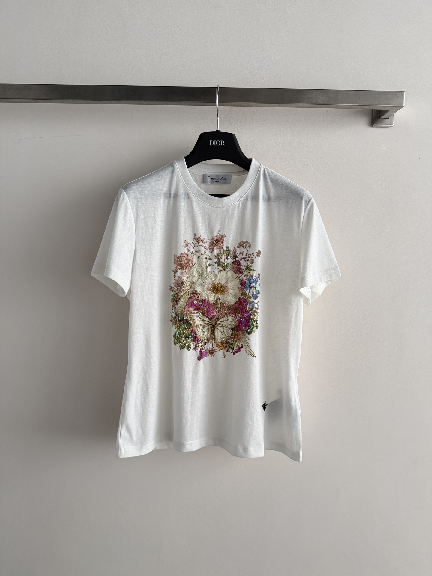 NO:831261,DIO*26SS short-sleeved T-shirt is made of pure cotton, breathable and comfortable, and super friendly for daily wear. The butterfly flower pattern on the front is decorated with beading. It is full of artistic sense and has a regular fit, which can accommodate a variety of body types. It is OK to match with jeans or casual pants. It can easily create an elegant and casual style. It is very suitable for you who like unique designs. SML-, dior, jeans, T-shirt, tees, t-shirt,19860909DIO*26SS短袖T恤采用纯棉材质,透气舒适,日常穿着超友好.正面蝴蝶花卉图案加钉珠装饰 艺术感满满常规版型,包容多种身材,搭配牛仔裤或休闲裤都很OK,轻松打造优雅随性风格,超适合喜欢独特设计的你SML-,,dior,jeans,T-shirt,tees，t-shirt,,Women's clothing