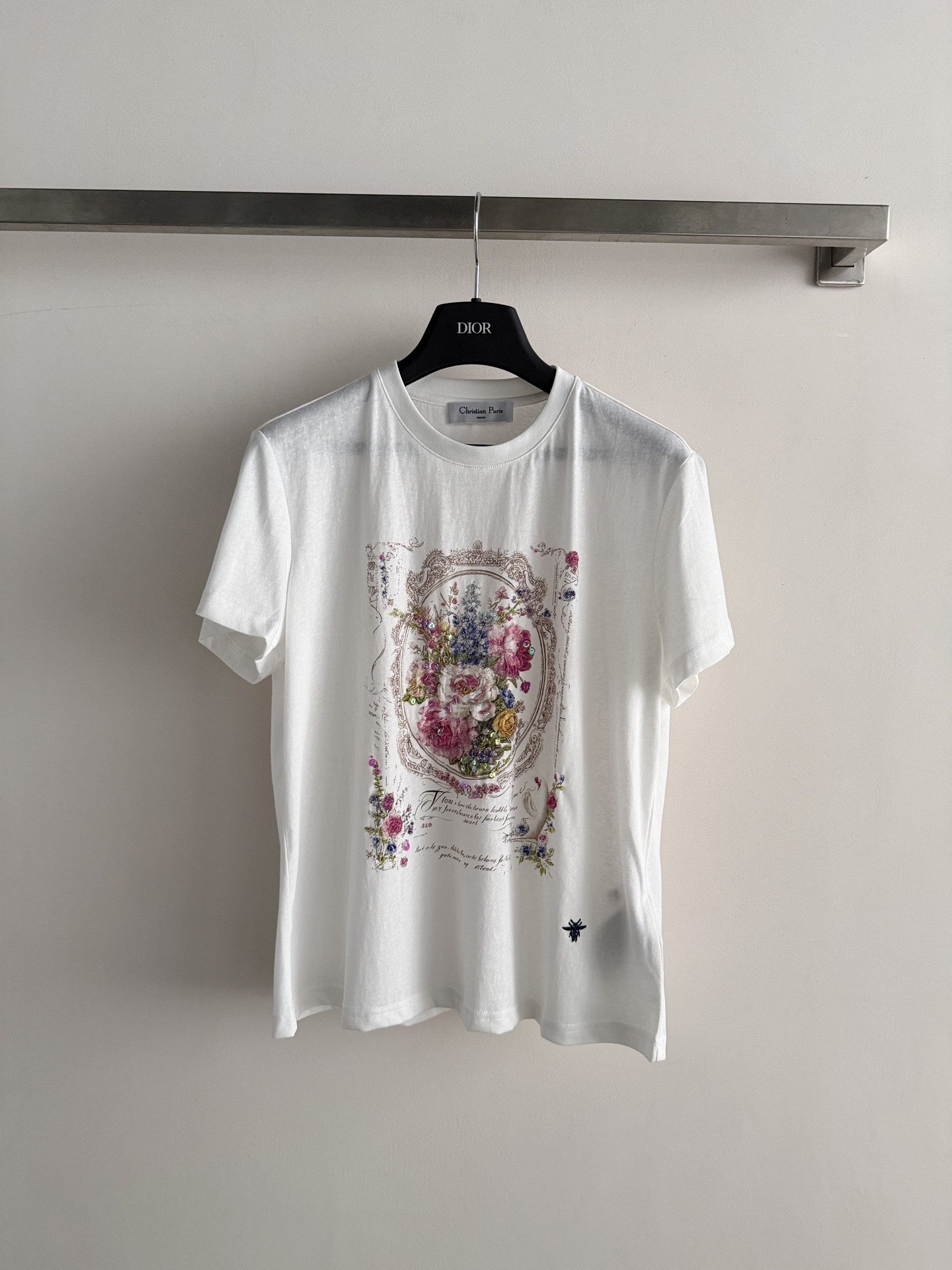NO:831253,DIO*26SS short-sleeved T-shirt is made of pure cotton, breathable and comfortable, and super friendly for daily wear. The front is decorated with floral patterns and beading. It is full of artistic sense and has a regular fit, which can accommodate a variety of body types. It goes well with jeans or casual pants. It can easily create an elegant and casual style. It is very suitable for you who like unique designs. SML, dior, jeans, T-shirt, tees, t-shirt,19860909DIO*26SS短袖T恤采用纯棉材质,透气舒适,日常穿着超友好.正面花卉图案加钉珠装饰 艺术感满满常规版型,包容多种身材,搭配牛仔裤或休闲裤都很OK,轻松打造优雅随性风格,超适合喜欢独特设计的你SML,,dior,jeans,T-shirt,tees，t-shirt,,Women's clothing