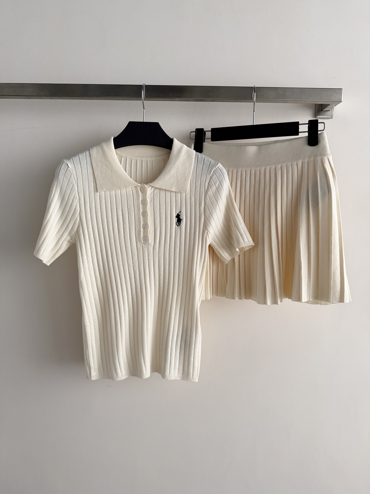 NO:831230,Ralph Laure's latest knitted Polo suit, including short-sleeved Polo shirt + pleated skirt, classic knitted pit texture, soft and skin-friendly, super breathable, super comfortable to wear in spring and summer!  The polo shirt has pony embroidery, perfect details, and the pleated skirt is simple and neat, and can be worn for commuting and leisure. The overall beige color is fresh and elegant, making it easy to create a fashionable outfit, and it will look great when going out or taking photos every day!  SML,,loro piana,skirts,T-shirt,19860909Ralph Laure*新款针织Polo套装,包含短袖Polo衫+百褶裙,经典针织坑条纹理,柔软亲肤,透气性超棒,春夏穿超舒服！Polo衫有小马刺绣,细节满分,百褶裙简约利落,通勤休闲都能穿.整体米色调,清新优雅,轻松打造时尚穿搭,日常出街或拍照都很出片！SML,,loro piana,skirts,T-shirt,,Women's clothing