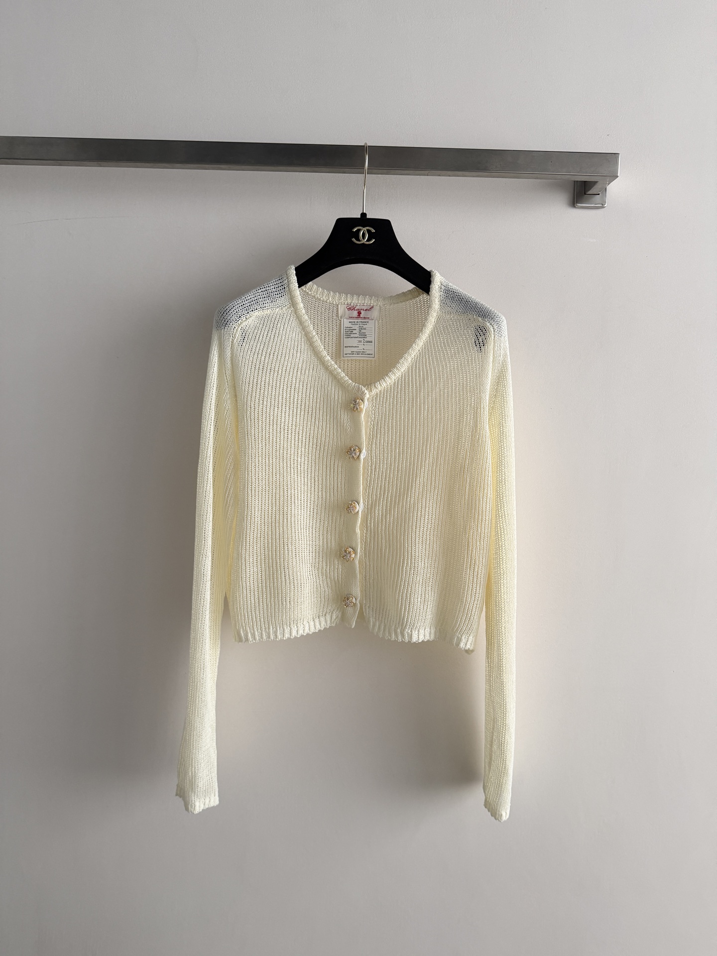 NO:823917,CHANE*26SS is a new style French knitted cardigan with mid-century style. It is made of soft hollow knitted fabric, simple and comfortable, and can be easily worn by fat or small people. It is suitable for air-conditioned rooms and commuting in early spring. It can be paired with jeans or skirts to create a gentle atmosphere!  Simple and versatile, sisters, close your eyes and enjoy!  SML,Chanel-clothing,chanel,chanel,loro piana,skirts,jeans,19860909CHANE*26SS中古风新款法式针织开衫, 柔软镂空针织面料,简约舒适,微胖或小个子都能轻松驾驭~早春 空调房、通勤都适合,搭配牛仔裤或半裙,温柔氛围感满分！简单又百搭,姐妹们闭眼入！SML,香奈儿-服装,chanel,chanel,loro piana,skirts,jeans,,Women's clothing