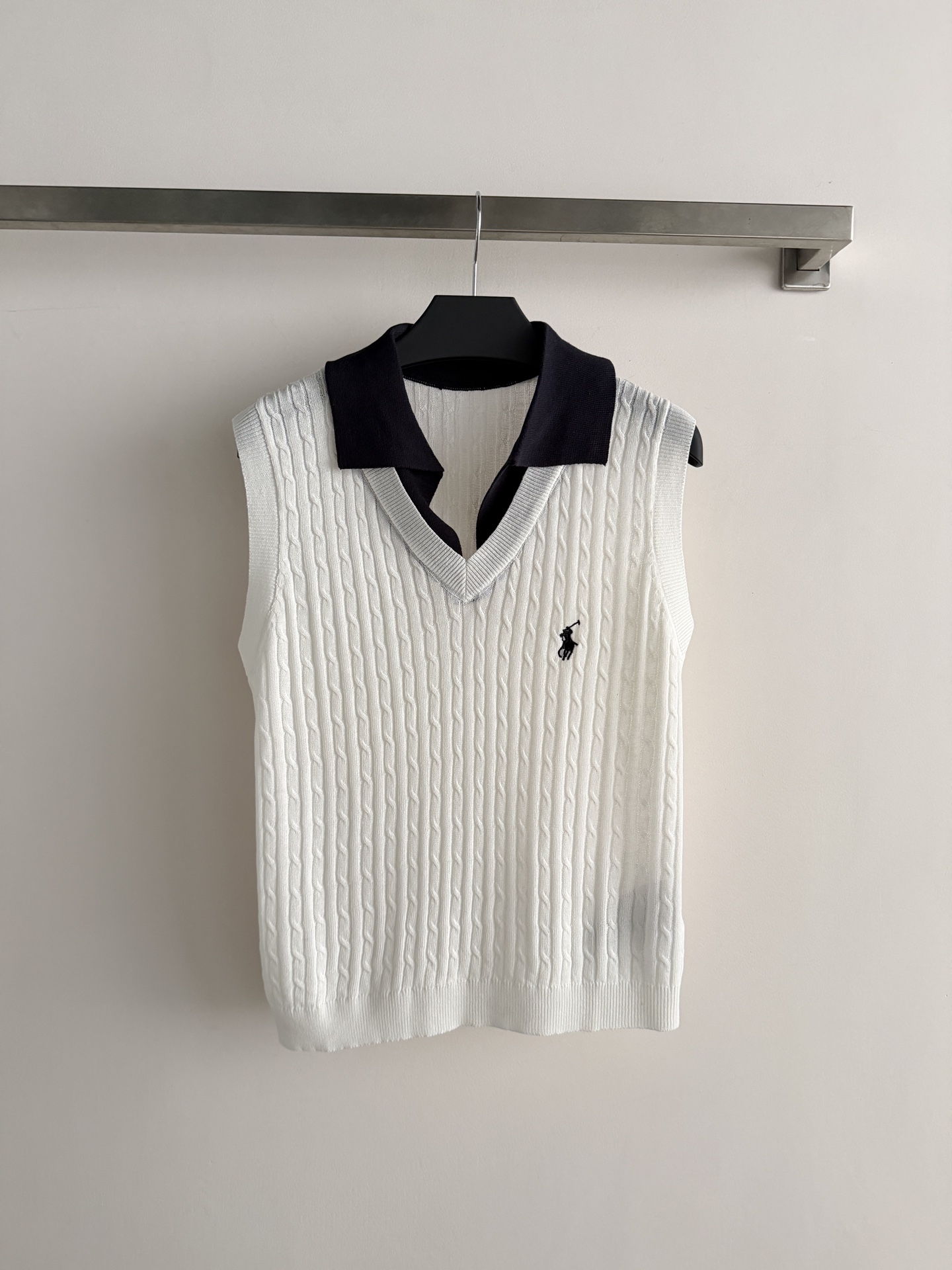 NO:831290,Ralph Laure's latest contrasting fake two-piece knitted vest, classic twist texture + black lapels, full of college style!  Soft knitted fabric, super comfortable to wear in summer ~ the pony embroidery on the chest is very recognizable. Sleeveless design, it is OK to layer with shirts or wear alone, it can be easily used for commuting and leisure, retro and versatile, it is a must-have item in the wardrobe!  S M L,,loro piana,shirts,19860909Ralph Laure*新款撞色假两件针织马甲,经典麻花纹理+黑色翻领,学院风满满！柔软针织面料,夏天穿超舒服～胸前小马刺绣超有辨识度.无袖设计,叠穿衬衫或单穿都很OK,通勤休闲都能轻松驾驭,复古又百搭,是衣橱必备实穿单品！S M L,,loro piana,shirts,,Women's clothing