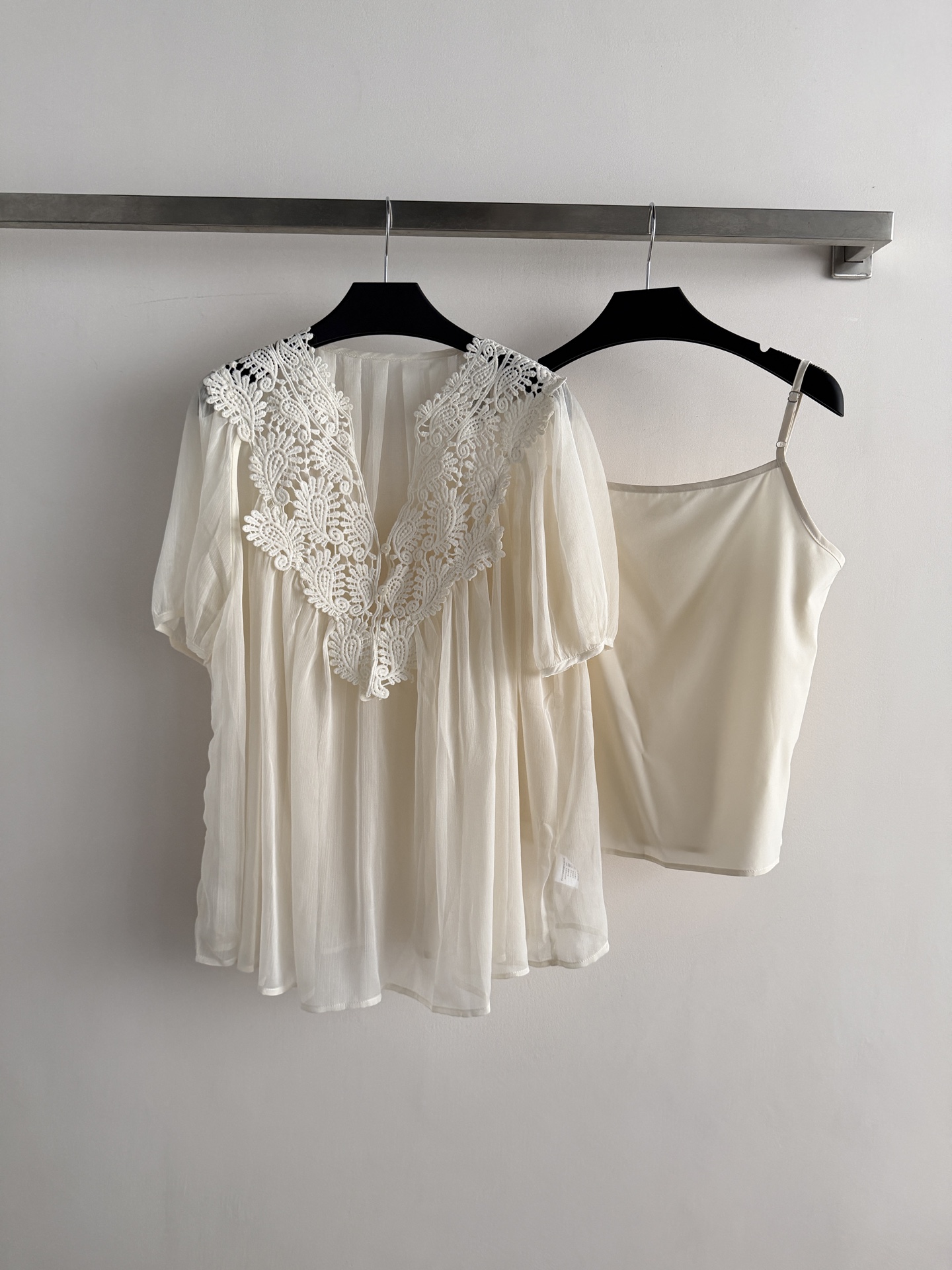 NO:831269,The new French lace splicing shirt is made of light chiffon, with heavy-duty hollow lace, and has an elegant and romantic atmosphere. The lantern sleeve design covers the flesh and looks slimming. It is fresh and versatile. It is perfect for spring and summer!  Paired with a camisole, it looks great when worn alone or layered. It can be easily used for commuting, dating, and daily life. It is practical and beautiful. SML,, shirts,19860909新款法式蕾丝拼接衬衫,采用轻盈雪纺,搭配重工镂空蕾丝花边,优雅浪漫氛围感满分灯笼袖设计遮肉显瘦、清新百搭,春夏穿超合适！内搭吊带背心,单穿或叠搭都很出彩,通勤、约会、日常都能轻松驾驭,实用又美观.SML,,shirts,,Women's clothing