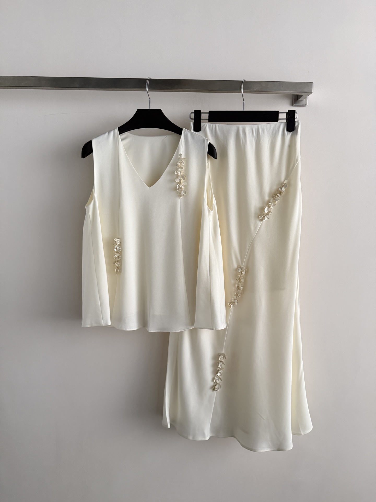 NO:831252,The new 26SS suit is blended with acetic acid and has a drapey feel. It does not stick to the upper body at all. It is very cool and breathable in summer. It also has a high-end matte luster. The texture under the light is really amazing. From the vest to the skirt, it is decorated with three-dimensional bright diamond flowers, which is exquisite and high-end.  The design is low-key and exquisite, not exaggerated at all. Instead, it brings the sense of luxury to the extreme. The V-neck sleeveless design just modifies the shoulder and neck lines, and is super friendly to all body types. The fishtail skirt hides all leg shape problems and directly adds to the relaxed feeling when walking!  Whether it is daily commuting, dating for afternoon tea, or attending important occasions, this set can hold up!  The French-style girly look is straight to the point of fullness. She looks like an 'effortless beauty' when she wears it. Whoever wears it will look better. SML-,,skirts,19860909新款26SS套装混纺醋酸垂坠感直接拉满,上身完全不贴肉,夏天穿巨凉快透气,而且自带高级的哑光光泽,光线下的质感真的绝了从背心到半裙采用立体亮钻花饰精致高级错落有致的设计感,低调又精致,完全不会浮夸,反而把高级感拉到了极致V领无袖的设计,刚好修饰肩颈线条,对各种身材都超友好,鱼尾半裙,藏住所有腿型问题,走路带风的松弛感直接拉满！不管是日常通勤、约会下午茶,还是出席重要场合,这套都能hold住！法式千金感直接拉满,穿上就是那种“不费力的大美女”,谁穿谁好看SML-,,skirts,,Women's clothing