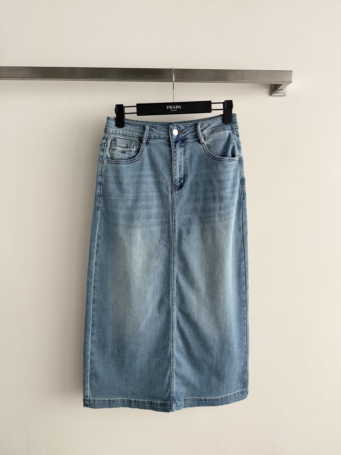 NO:831236,Prad*’s new spring and summer denim skirt has a mid-high waist design that can elongate the leg lines and make the legs look more slender!  The slit design makes you walk with style and is super stylish. The hip-covering version outlines the perfect body curve and makes you stand out from the crowd. It can be paired with a simple T-shirt and white shoes to easily create a casual style. It can also be paired with a shirt and high heels to show an elegant temperament. This skirt is really super versatile, whether it is a daily outing or a date party, it can be easily worn SML-, prada, high heels, skirts, shirts, tees, t-shirt,19860909Prad*春夏新款牛仔半身裙中高腰的设计 可以拉长腿部线条,让双腿看起来更加修长！开叉的设计,走路带风,超级有范儿.包臀的版型,勾勒出完美的身材曲线,让你在人群中脱颖而出.可以搭配简单的T恤和小白鞋,轻松打造休闲风.也可以搭配衬衫和高跟鞋 ,展现优雅气质.这条裙子真的超级百搭,无论是日常出行还是约会聚会,都能轻松驾驭SML-,,prada,high heels,skirts,shirts,tees，t-shirt,,Women's clothing