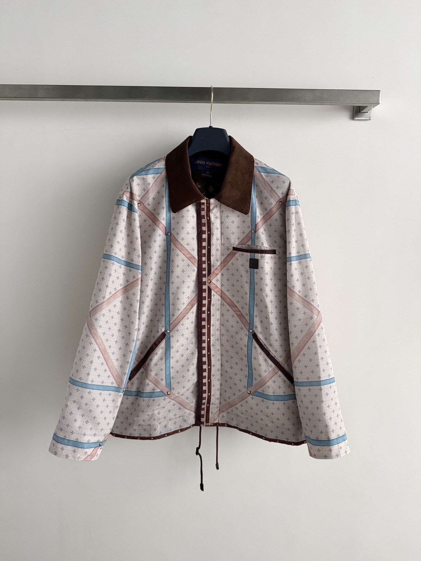 NO:823907,LouisVuitto's latest jacket, with light pink rhombus and contrasting lines, is retro yet modern. Brown corduroy lapel + dark brown printed lining, rich in details!  The zipper + pocket design is practical and fashionable, and can be easily used for daily or light business. It is neatly cut, elegant and individual, and is a must-have classic item for LV lovers.19860909LouisVuitto*新款夹克外套,浅粉菱格和撞色线条,复古又现代.棕色灯芯绒翻领+深棕印花内衬,细节超丰富！拉链+口袋设计,实用又时髦,日常或轻商务都能轻松驾驭.剪裁利落,优雅个性兼具,是LV控必入的经典单品SML,路易威登-服装,louis vuitton,louis vuitton,louis vuitton,loro piana,jackets & coats,jackets & coats,,Women's clothing