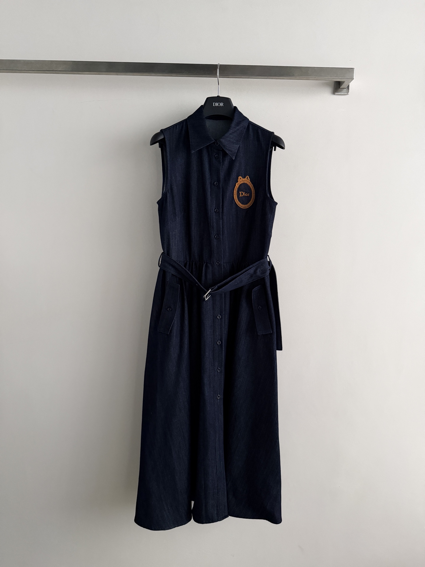 NO:831277,Dio* new spring and summer sleeveless denim dress, dark blue denim fabric is crisp and soft, breathable and comfortable, perfect for summer!  The caramel-colored embroidered badge on the chest is very recognizable, and the shirt lapel + single-breasted buttons are full of college style. The belt of the same color modifies the waistline, and the A-line skirt is super friendly to the figure, hiding the flesh easily!  It can be worn for daily commuting, dating, and afternoon tea. It looks great when worn alone or layered. The retro college style is perfect. SML, dior, skirts, shirts,19860909Dio*春夏新款无袖牛仔连衣裙,深蓝牛仔面料挺括柔软,透气舒适,夏天穿超合适！胸前焦糖色刺绣徽章超有辨识度,衬衫翻领+单排扣,学院风满满.同色腰带修饰腰线,A字裙摆对身材超友好,轻松藏肉！日常通勤、约会、下午茶都能穿,单穿或叠搭都很出彩,复古学院风气质拿捏住啦SML,,dior,skirts,shirts,,Women's clothing