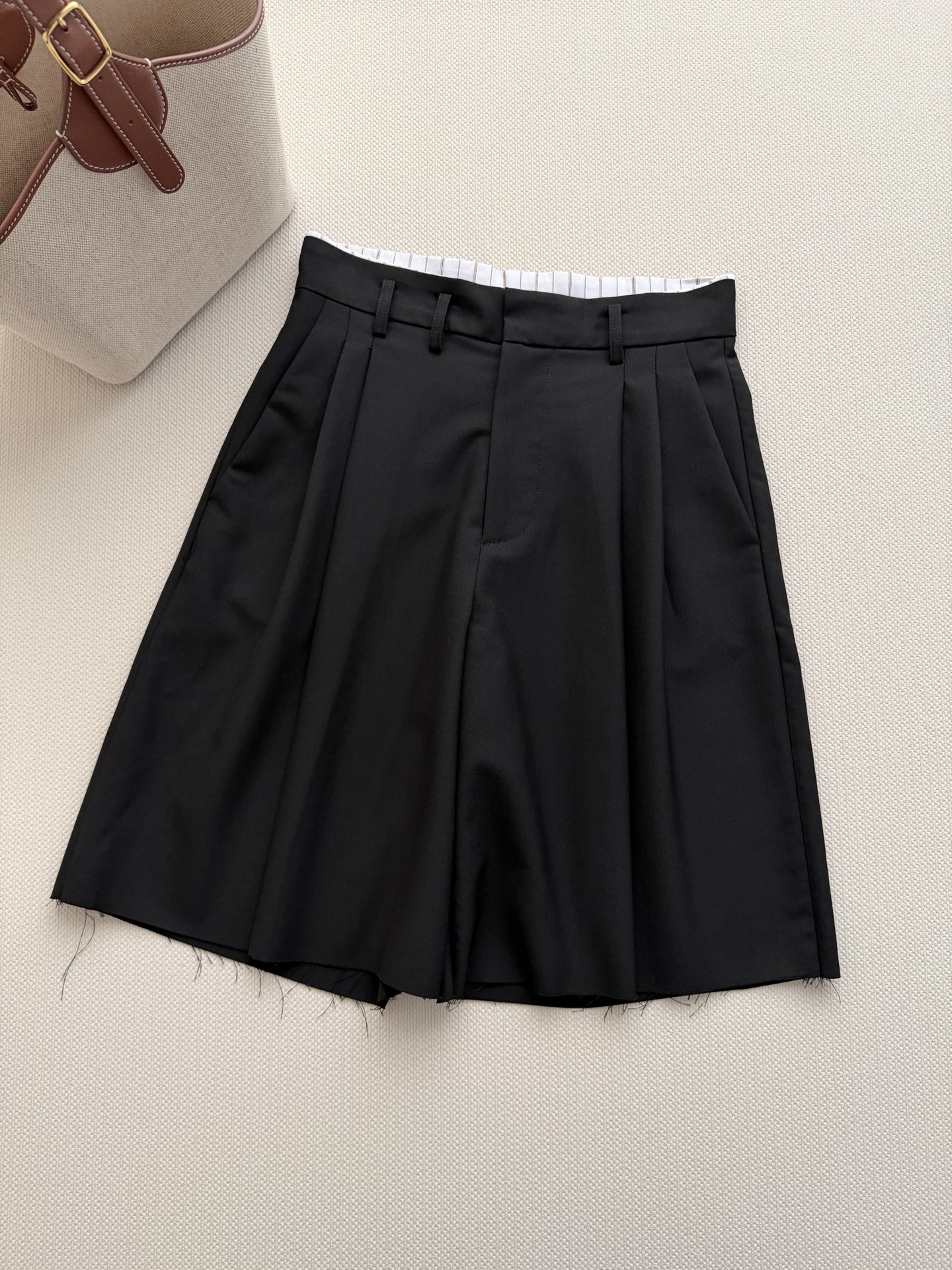 NO:831282,Maison Margiel*26ss new black high-waisted suit trousers, made of high-grade fabrics with great drape and breathability, super comfortable to wear in summer!  The high waist + pinch pleat design modifies the waistline, makes you look slimmer and makes your legs longer. It is five-quarter length and can be worn for commuting and leisure. The loose fit is super friendly to the body and allows for freedom of movement. The black color is versatile and can be worn with T-shirts, shirts, and sweaters, and you can easily switch styles ~ The side pockets are super practical, and you can easily carry small items for daily outings. It is simple and advanced, comfortable and fashionable!  A must-have for margiela shorts lovers, simple yet advanced SML, masion margiela, shorts, shirts, tees, t-shirt, business suit,19860909Maison Margiel*26ss新款黑色高腰西装五分裤,采用高级面料垂坠感和透气性都很棒,夏天穿超舒服！高腰+捏褶设计,修饰腰线,显瘦又显腿长.五分长度,通勤休闲都能穿,宽松版型对身材超友好,活动自如.黑色百搭,随便配T恤、衬衫、针织衫都OK,轻松切换风格～侧边口袋超实用,日常出门小物随手装,简约又高级,舒适时髦两不误！马吉拉短裤爱好者必入,简约显高级SML,,masion margiela,shorts,shirts,tees，t-shirt,business suit,,Women's clothing