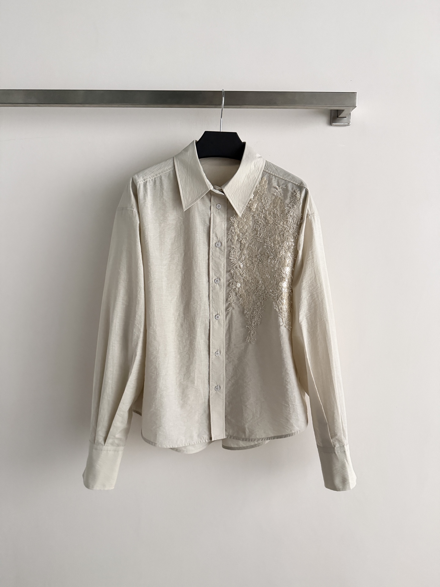 NO:857646,Brunello Cucinell*26SS new heavy-duty long-sleeved shirt, the fabric is breathable and comfortable, perfect for spring and summer!  Embellished with heavy sequins, the details are classic lapel + long-sleeve design, which can be easily used for commuting and literary style. The fabric has natural texture and high-end texture. The sequins make the whole body more layered, tolerant to all body types, and easily get the 'old money style' style. SML, women's clothing, brunello cucinelli, shirts,19860909Brunello Cucinell*26SS新款重工长袖衬衫,面料透气又舒适,春夏穿超合适！重工亮片点缀,细节满分经典翻领+长袖设计,通勤、文艺风都能轻松驾驭.面料自带自然纹理,质感高级,亮片让整体更有层次感,包容各种身材,轻松get“老钱风”穿搭风格SML,女装,brunello cucinelli,shirts,,Women's clothing
