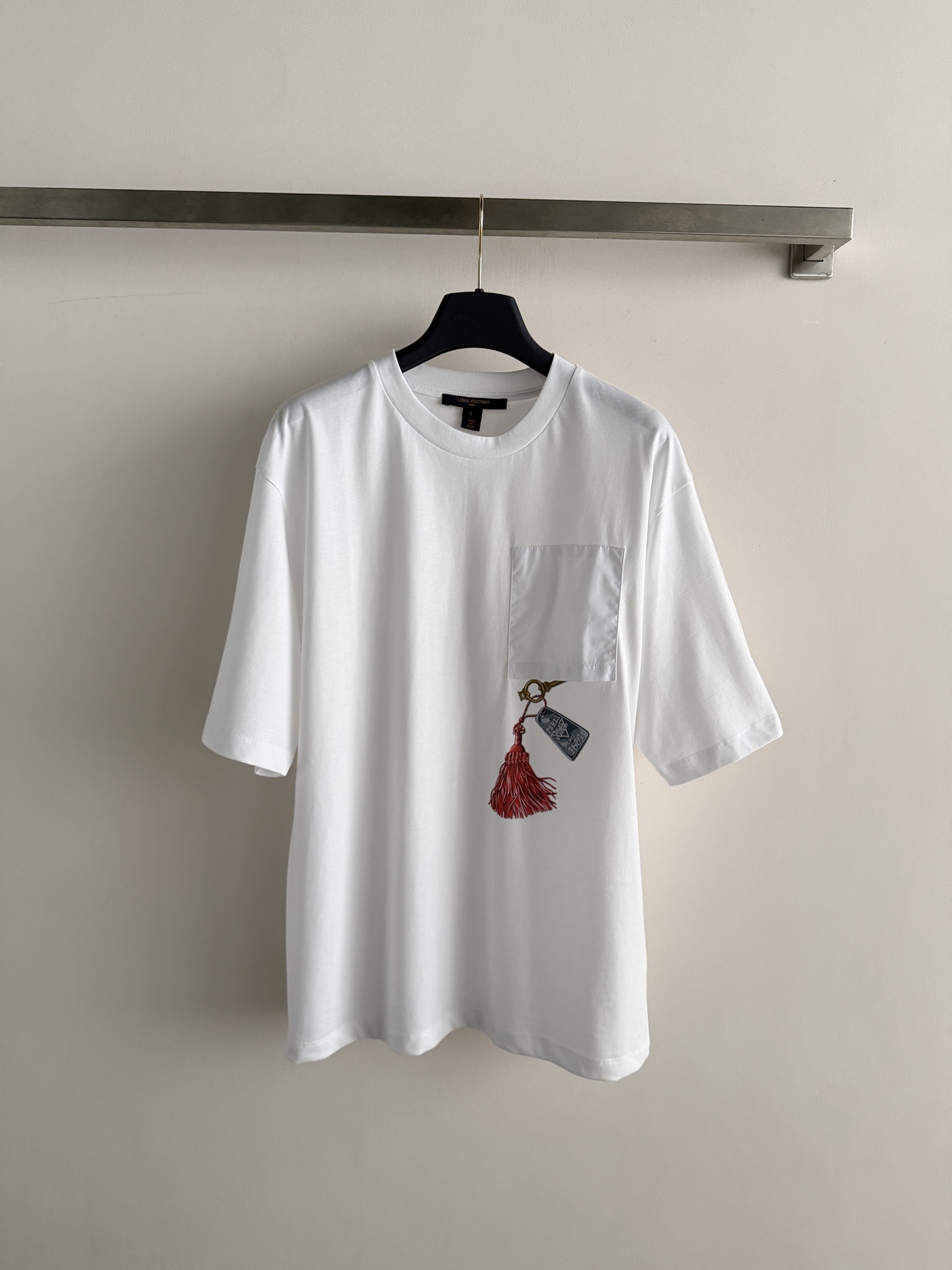 NO:826286,LouisVuitto*26SS new key embroidered T-shirt has a simple version + exquisite key embroidery on the chest. It is low-key and noble, and directly welds the high-level sense of relaxation to the body. The spliced satin pocket design, the detailed sense is directly filled with red tassels, and the contrasting color design breaks the dullness, and the upper body is neat and slim. The soft and breathable fabric texture is full, the loose version is not flattering, and can be worn in all seasons. A set for daily commuting saves time and worry. SML-, Louis Vuitton-clothing, louis  vuitton,louis vuitton,tees,t-shirt,19860909LouisVuitto*26SS新款钥匙刺绣T恤简约的版型+胸口精致的钥匙刺绣,低调又显贵,直接把高级松弛感焊在身上 拼接缎面口袋设计,细节感直接拉满红流苏的撞色设计打破沉闷,上身利落又显瘦 软糯透气的面料质感拉满,宽松版型不挑身材,四季都能穿,日常通勤一套省时省心SML-,路易威登-服装,louis vuitton,louis vuitton,tees，t-shirt,,Women's clothing