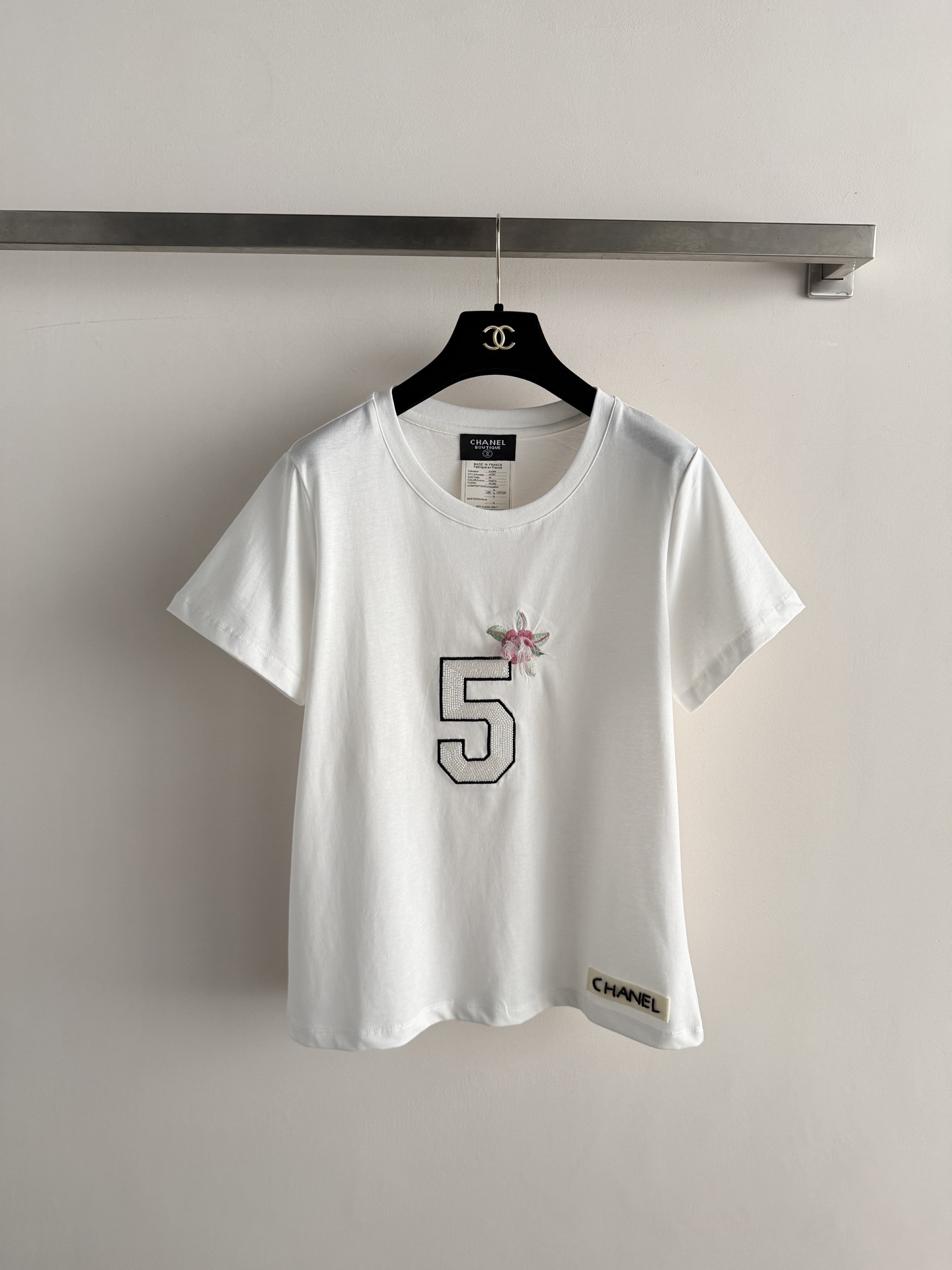 NO:826292,Chane*26SS new second-hand T-shirt has heavily embroidered beads on the chest and the number 5 is embellished with flower embroidery craftsmanship. The color system is very healing and gentle!  Full of details and design, the version is versatile and not picky, retro and elegant~SML-, Chanel-clothing, chanel, chanel, tees, t-shirt,19860909Chane*26SS中古新款T恤胸前重工绣珠数字5花朵刺绣工艺点缀 色系非常治愈显温柔！细节与设计感满满版型百搭不挑人 复古优雅～SML-,香奈儿-服装,chanel,chanel,tees，t-shirt,,Women's clothing