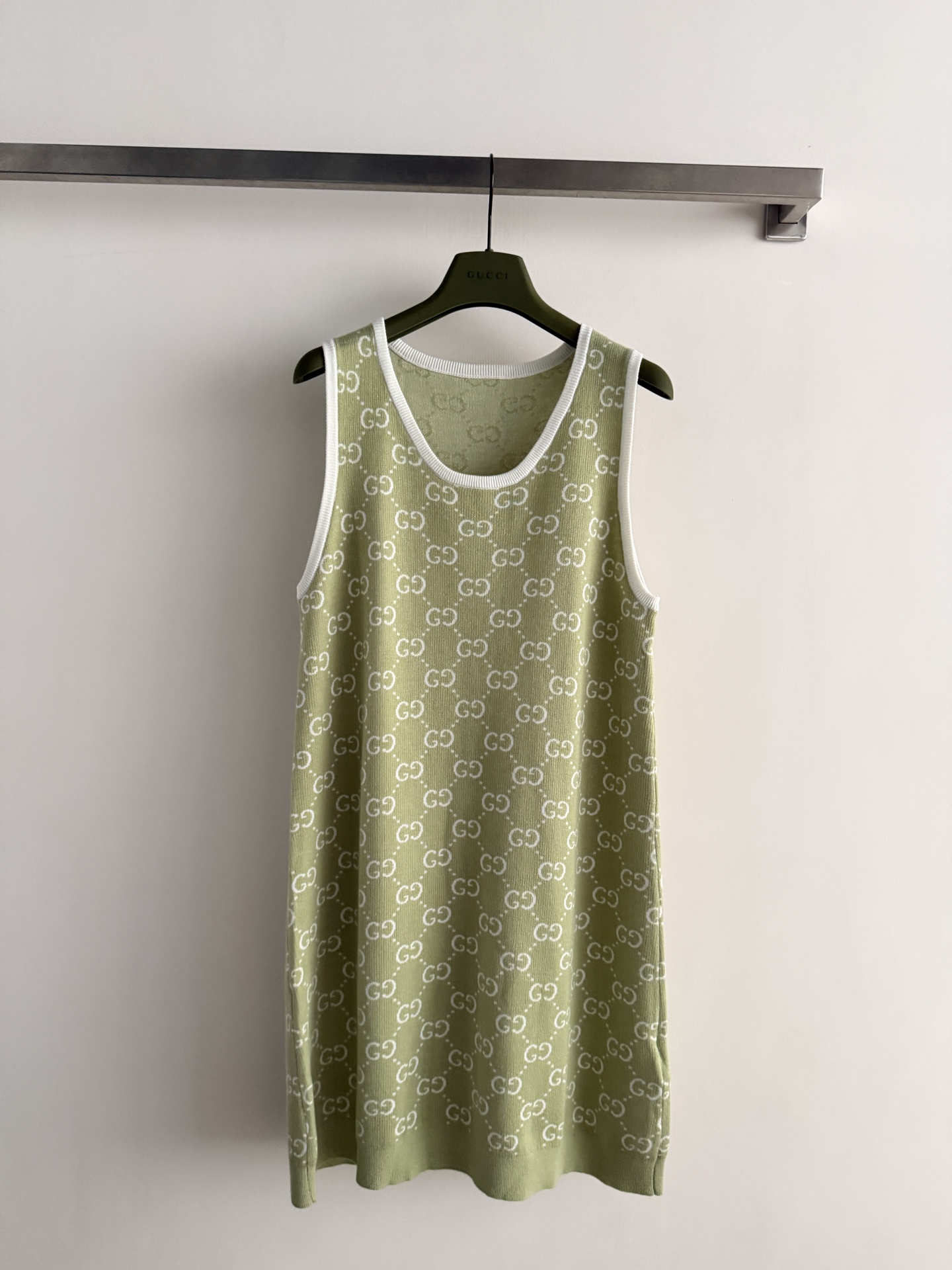 NO:823901,GUCC*26SS new knitted tank top dress is fresh and avocado green with a cooling effect. It is printed with presbyopia and is low-key and elegant. The A-line version covers the flesh and makes the legs longer. It is very friendly to pear-shaped figures. The key point is that it can be worn in many ways. Wear it alone and you will look cool and hot. When you layer it with a white T-shirt, you will instantly become a good girl for commuting. You can wear it with a sun protection shirt.  It gives you a sense of relaxation, unlocking N kinds of summer looks in one piece, which is refreshing and advanced. It can be used for dating, commuting, or vacation. The summer atmosphere directly fills SML-, Gucci-clothing, gucci, gucci, skirts, tees, t-shirts,19860909GUCC*26SS新款针织背心裙清新牛油果绿自带降温感,满印老花低调显贵,A字版型遮肉又显腿长,对梨形身材超友好重点是穿法巨多单穿是清爽辣妹,叠穿白T恤秒变通勤乖乖女,外搭防晒衫又多了份松弛感,一件解锁N种夏日look清爽又高级,约会/通勤/度假都能hold住,夏日氛围感直接拉满SML-,古驰-服装,gucci,gucci,skirts,tees，t-shirt,,Women's clothing