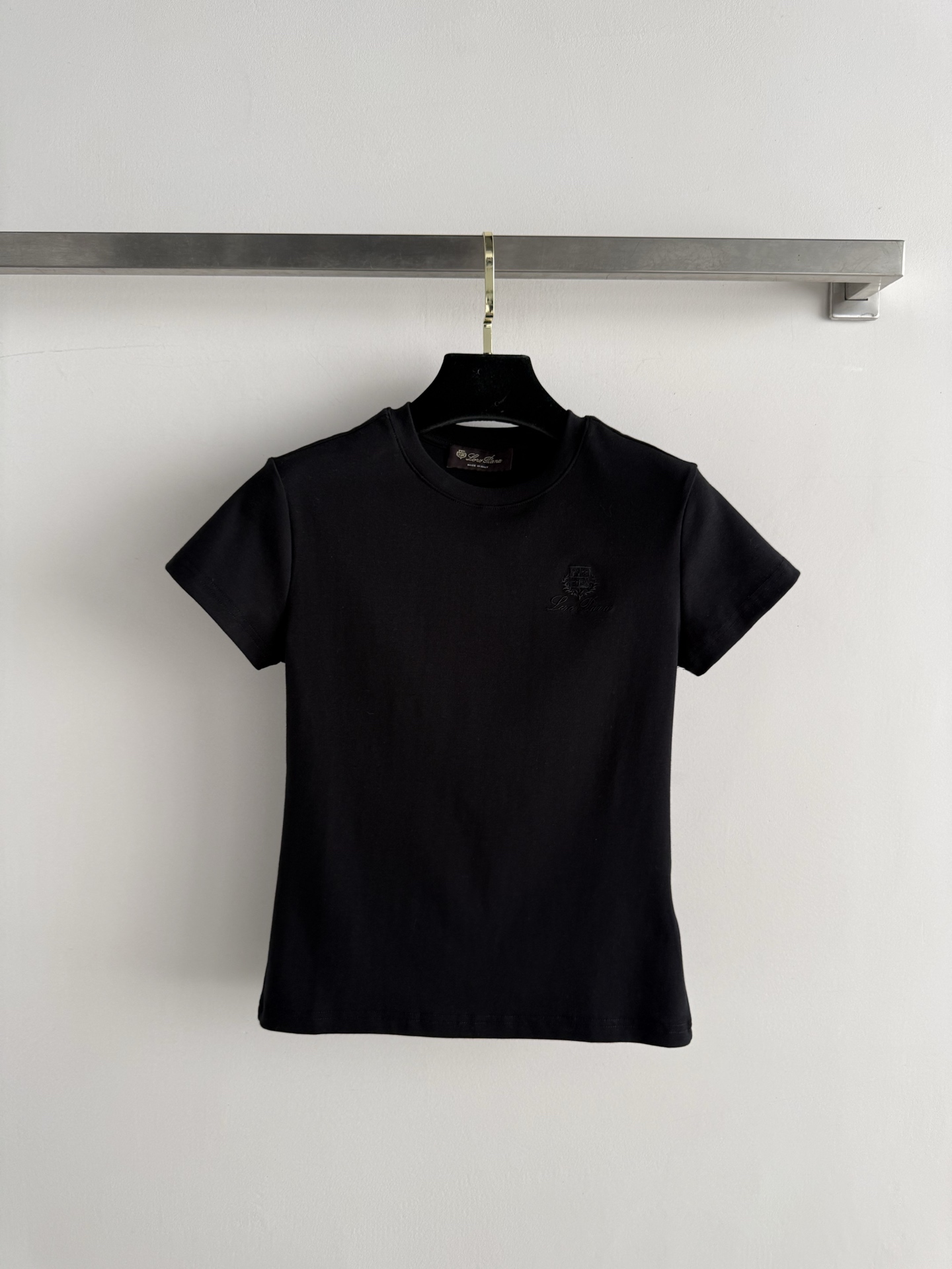 NO:886274,Lor Pian's latest short-sleeved T-shirt is made of pure cotton fabric, soft and breathable, and super comfortable to wear in summer!  The front shoulder design + chest embroidery is full of details and highly recognizable. The round neck is simple and versatile, and can be easily worn for commuting and leisure. It is OK to wear alone or layered, and it is easy to create a clean and neat style!  SML, women's clothing, T-shirt, tees, t-shirt,19860909Lor Pian*新款短袖T恤,采用纯棉面料,柔软透气,夏天穿超舒服！正肩设计+胸前刺绣,细节满分,辨识度高.圆领简约百搭,通勤休闲都能轻松驾驭.单穿或内搭都很OK,轻松打造干净利落的穿搭风格！SML,女装,T-shirt,tees，t-shirt,,Women's clothing