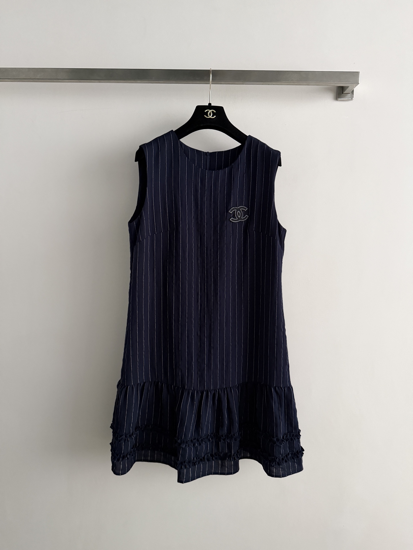 NO:823894,Chane*'s new striped sleeveless dress, with vertical stripes design, H-shaped shape makes you slim and tolerant, and the double C embroidery on the chest is super recognizable. The three-layer ruffles on the hem make you walk elegantly and smartly. The straight version is not flattering on your figure, and you can easily wear it with an elegant and intellectual temperament. It can be easily controlled for commuting, dating, and light business. SML, Chanel-clothing, chanel, chanel, loro piana, skirts,19860909Chane*新款条纹无袖连衣裙,竖条纹设计,H版型显瘦又包容身形,胸前双C刺绣超有辨识度.下摆三层荷叶边,走路飘逸灵动,直筒版型不挑身材,轻松穿出优雅知性气质.通勤、约会、轻商务都能轻松驾驭,SML,香奈儿-服装,chanel,chanel,loro piana,skirts,,Women's clothing