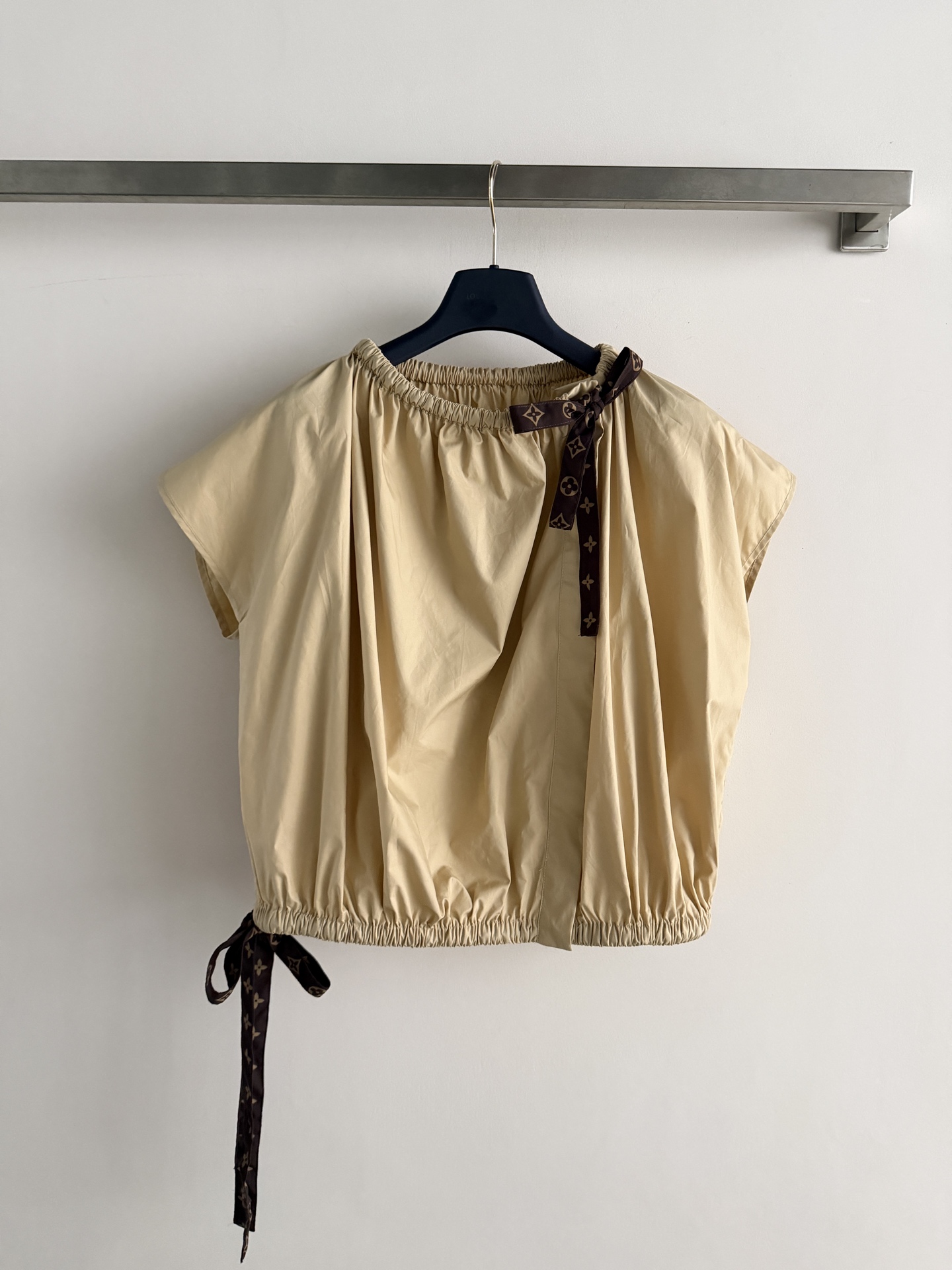 NO:823680,LouisVuitto*26SS new drawstring top, gentle and high-end khaki main tone, comes with soft filter, soft fabric and super comfortable, perfect for summer!  The loose babydoll style + drawstring design is casual and lazy. The details include the presbyopic bow tie on the neckline and hem, making it instantly recognizable for the brand!  It can be easily controlled for daily commuting, dating, and going out. Pair it with a skirt or high-waisted pants. It is elegant and reduces your age. You can easily get the style of a wealthy daughter~SML-, Louis Vuitton-clothing, louis vuitton, louis vuitton, skirts,19860909LouisVuitto*26SS新款抽绳上衣 温柔又高级的卡其色主调,自带柔和滤镜柔软面料超舒适,夏天穿超合适！宽松娃娃衫版型+抽绳设计,随性又慵懒,细节满分领口和下摆的老花蝴蝶结系带,品牌辨识度直接拉满！日常通勤、约会、出街都能轻松驾驭,搭配半裙或高腰裤,优雅又减龄,轻松get富家千金风～SML-,路易威登-服装,louis vuitton,louis vuitton,skirts,,Women's clothing