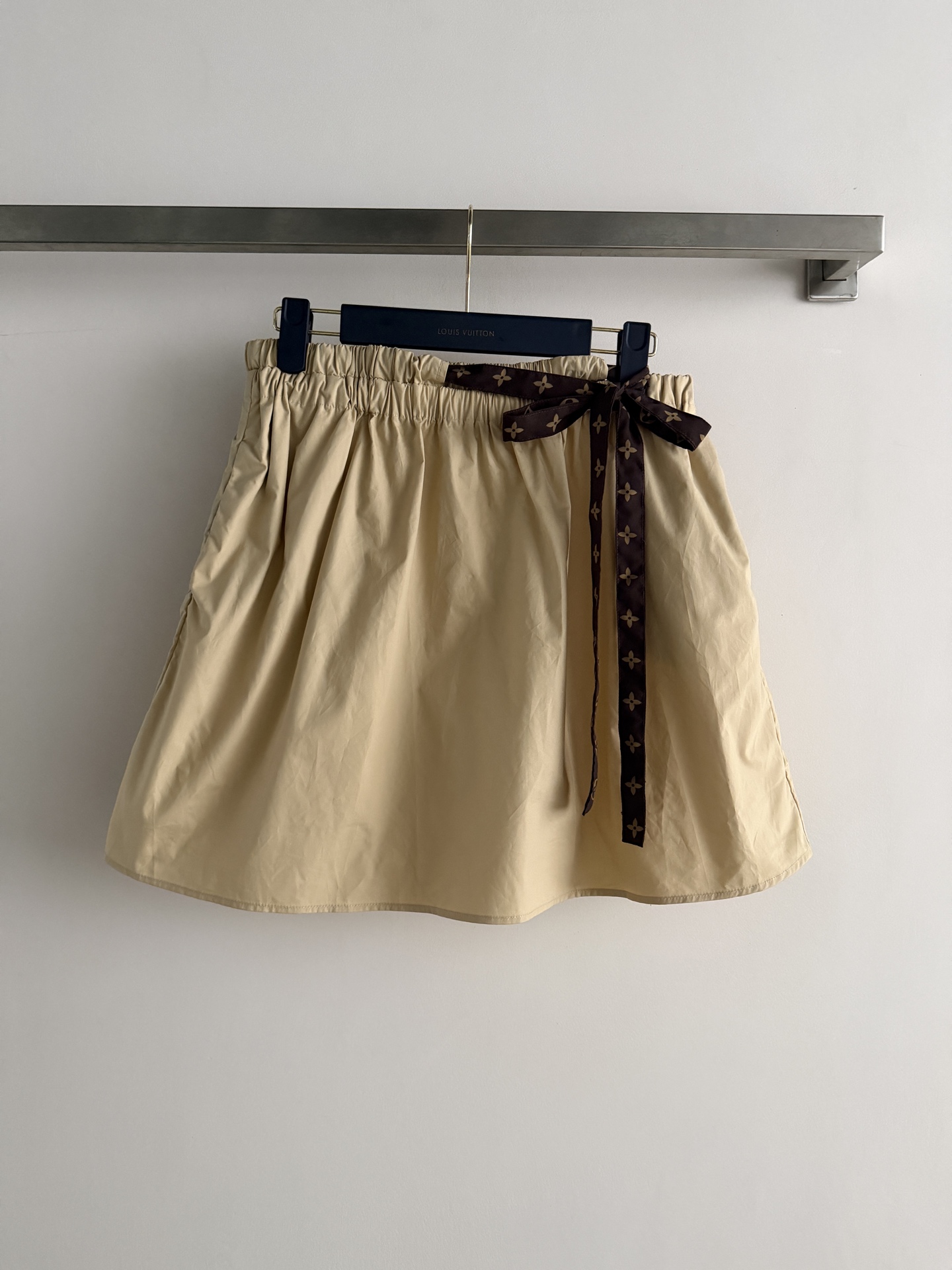NO:823692,LouisVuitto*26SS new drawstring skirt, soft and high-end khaki main color, comes with soft filter, made of lightweight cotton poplin, A-line version + elastic waist design, super comfortable to wear!  The waist Monogram belt can be tied with a bow. It is highly recognizable and is suitable for daily use or outdoor use. It can easily create a fashionable and sporty style~SML-, Louis Vuitton-clothing, louis vuitton, louis vuitton, skirts,19860909LouisVuitto*26SS新款抽绳半裙 温柔又高级的卡其色主调,自带柔和滤镜采用轻盈棉府绸,A字版型+松紧腰设计,穿着超舒适！腰Monogram腰带可系蝴蝶结,辨识度满分日常或户外都很适合,轻松打造时髦运动风~SML-,路易威登-服装,louis vuitton,louis vuitton,skirts,,Women's clothing