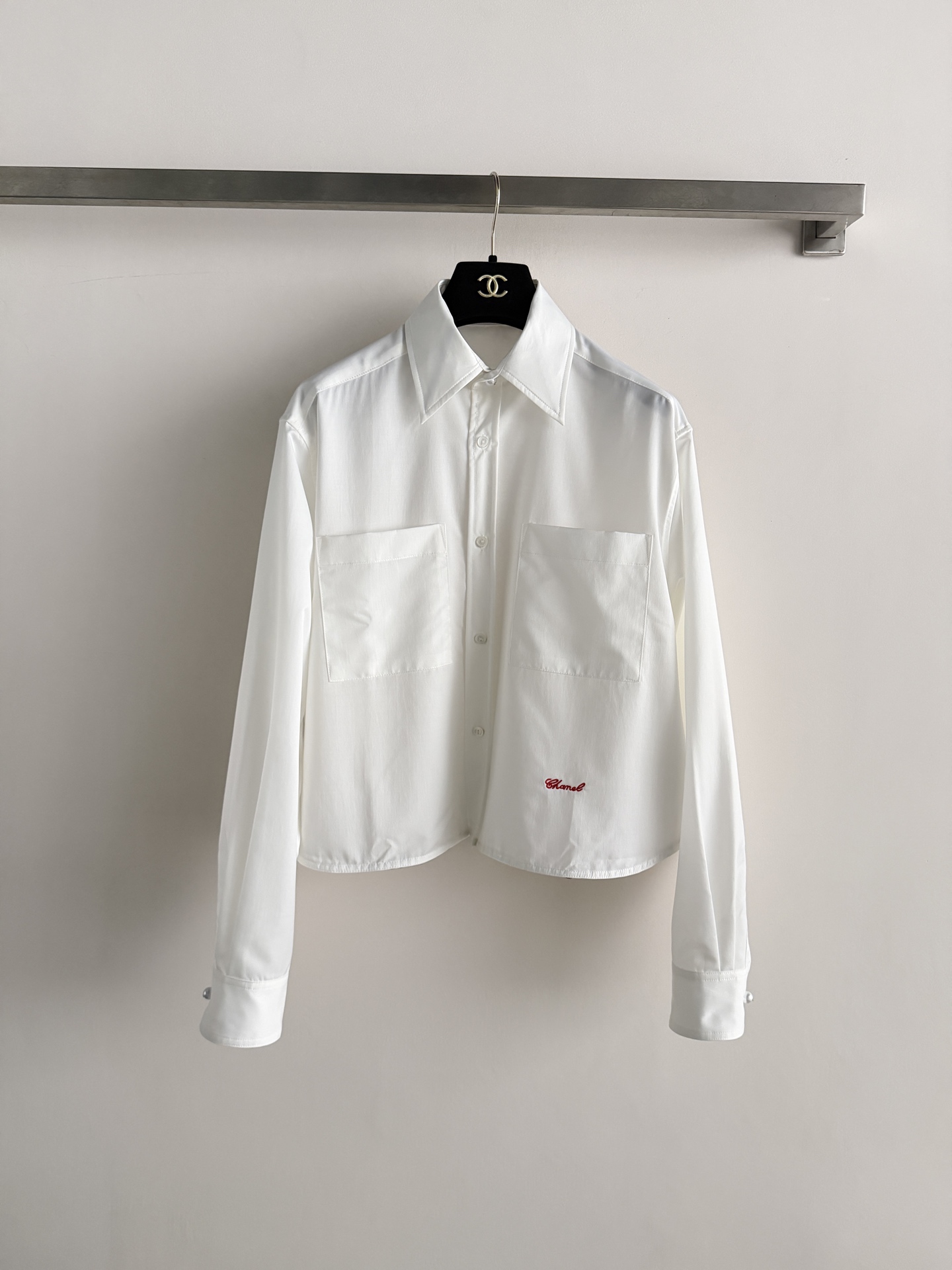 NO:823869,Chane*26SS white short shirt, simple and elegant, super comfortable to wear in spring and summer!  Short design + loose fit, dropped shoulders, casual and high-end stitching. The double chest pockets are practical and detailed, and the red embroidery in the lower left corner is super recognizable. It can be worn alone or as a jacket, and it looks great with jeans or skirts, easily creating a fashionable look! SML, Chanel-clothing, chanel, chanel, loro piana, skirts, jeans, jackets & coats, shirts,19860909Chane*26SS白色短款衬衫,简约大气,春夏穿超舒服！短款设计+宽松版型,落肩剪裁,随性又高级针.胸前双口袋实用又有细节感,左下角红色刺绣超有辨识度.可单穿也能当外套,搭配牛仔裤或裙装都很出彩,轻松打造时髦look!SML,香奈儿-服装,chanel,chanel,loro piana,skirts,jeans,jackets & coats,shirts,,Women's clothing