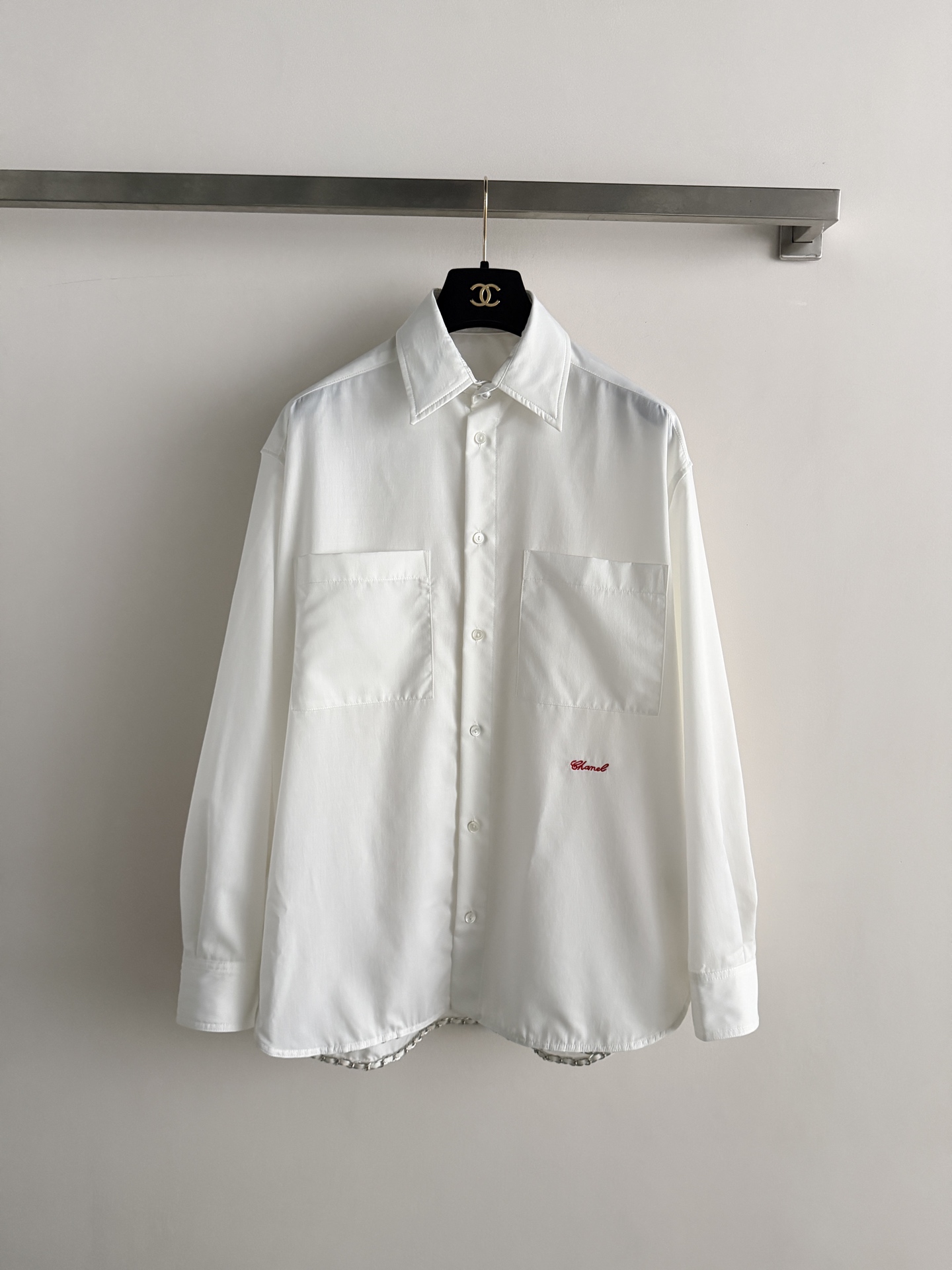 NO:823877,Chane*26SS white long-sleeved shirt, simple and elegant, super comfortable to wear in spring and summer!  Loose fit, dropped shoulder tailoring, casual and high-end stitching. The double chest pockets are practical and detailed, and the red embroidery in the lower left corner is super recognizable. It can be worn alone or as a jacket, and it looks great with jeans or skirts, easily creating a fashionable look! SML, Chanel-clothing, chanel, chanel, loro piana, skirts, jeans, jackets & coats, shirts,19860909Chane*26SS白色长袖衬衫,简约大气,春夏穿超舒服！宽松版型,落肩剪裁,随性又高级针.胸前双口袋实用又有细节感,左下角红色刺绣超有辨识度.可单穿也能当外套,搭配牛仔裤或短裙都很出彩,轻松打造时髦look!SML,香奈儿-服装,chanel,chanel,loro piana,skirts,jeans,jackets & coats,shirts,,Women's clothing