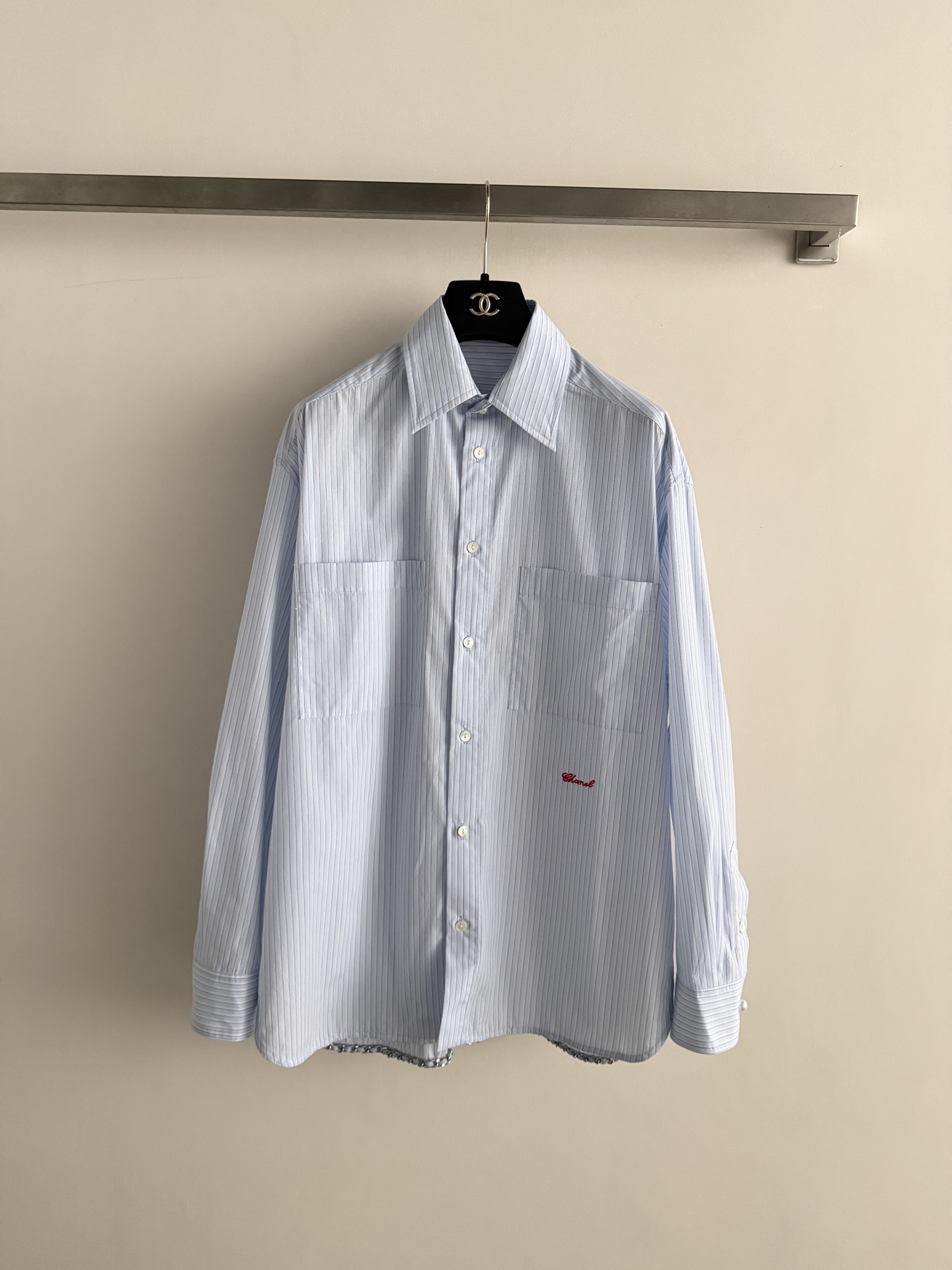 NO:823853,CHANE*26 new long-sleeved lapel shirt. Classic vertical stripe popular item with red embroidery and high-end embellishment. Chain design on the hem is full of details ~ cotton texture online. Refreshing color system is super healing. The style of dressing is girlish, and the temperament is versatile without losing sweetness! The shape is not picky and the upper body is so beautiful that you don’t want it! SML,Chanel-clothing,chanel,chanel,loro piana,shirts,19860909CHANE*26新款长袖翻領衬衫 经典竖条纹爆款单品红色刺绣高级点缀,下摆做了链条设计满满的细节～棉 质感在线 清爽的色系超治愈,穿搭减龄少女风 气质百搭不失甜美！版型不挑人 上身美的不要不要的！SML,香奈儿-服装,chanel,chanel,loro piana,shirts,,Women's clothing