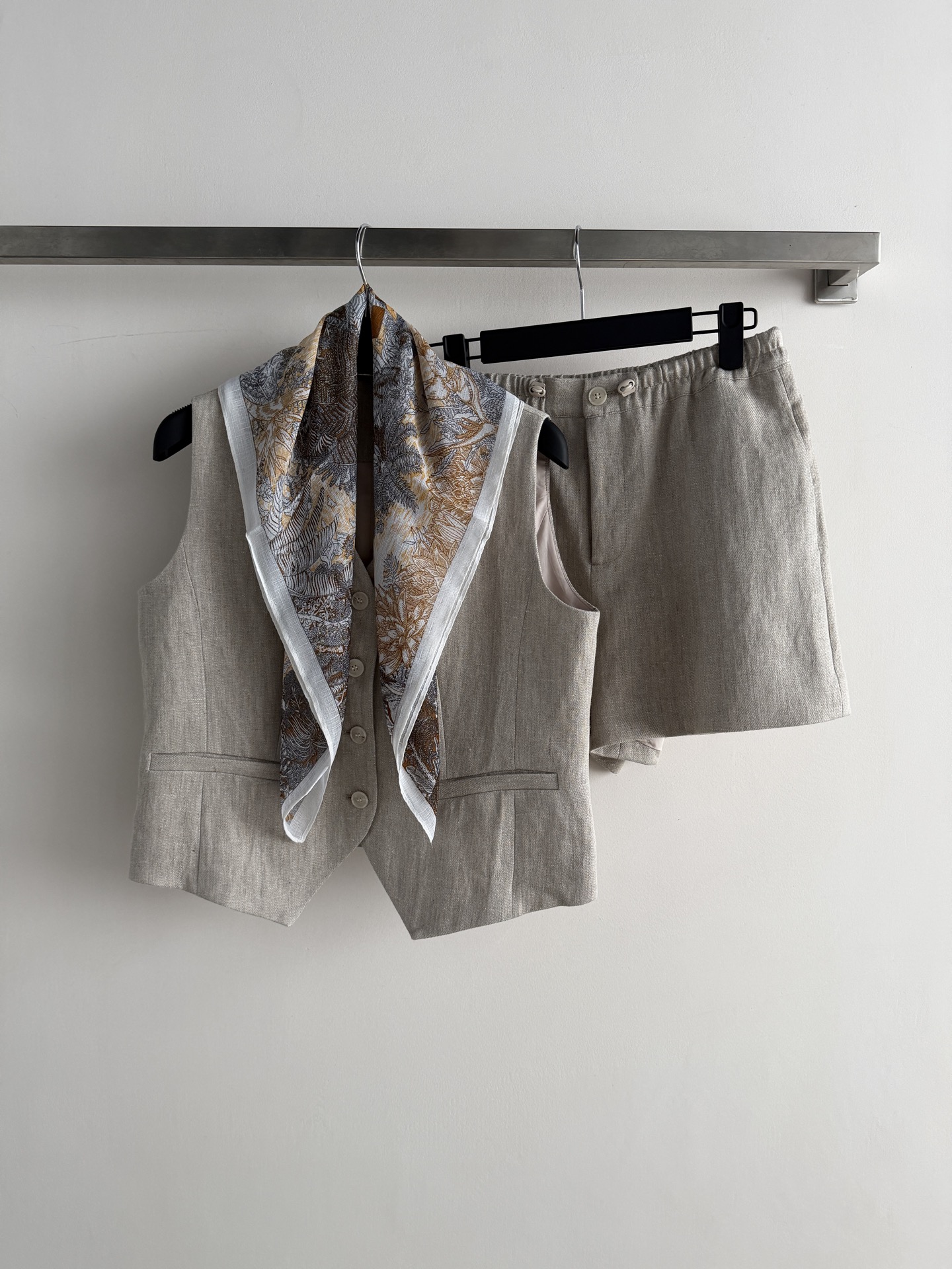 NO:899205,26 new linen suit, linen fabric, is the best linen, the texture is super breathable and comfortable, it can be worn in spring, summer and autumn!  Sleeveless vest + front button, paired with the same style of elastic waist shorts, perfectly accommodates a fashionable retro style, full of minimalism and high-end. It is OK to layer T-shirts, shirts or dresses, and easily create a literary or commuting style. It can be easily controlled in daily life. SML.,,skirts, shorts, shirts, tees, t-shirt,1986090926新款亚麻套装,亚麻面料,是亚麻的极品,质感超好透气又舒适,春夏秋都能穿！无袖马甲+正面纽扣,搭配同款松紧腰短裤,完美包容一套穿时尚复古风满满极简又显高级,叠穿T恤、衬衫或连衣裙都很OK,轻松打造文艺or通勤风.日常都能轻松驾驭ＳＭＬ.,,skirts,shorts,shirts,tees，t-shirt,,Women's clothing