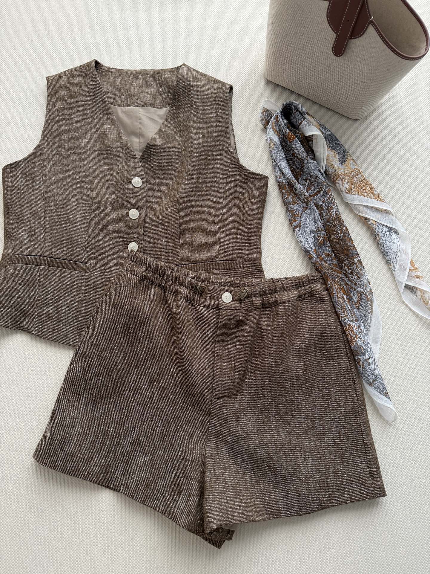 NO:853383,26 new linen suit, linen fabric, is the best linen, the texture is super breathable and comfortable, it can be worn in spring, summer and autumn!  Sleeveless vest + front button, paired with the same style of elastic waist shorts, perfectly accommodates a fashionable retro style, full of minimalism and high-end. It is OK to layer T-shirts, shirts or dresses, and easily create a literary or commuting style. You can easily control SML in daily life., women's clothing, skirts, shorts, shirts, tees, t-shirt,1986090926新款亚麻套装,亚麻面料,是亚麻的极品,质感超好透气又舒适,春夏秋都能穿！无袖马甲+正面纽扣,搭配同款松紧腰短裤,完美包容一套穿时尚复古风满满极简又显高级,叠穿T恤、衬衫或连衣裙都很OK,轻松打造文艺or通勤风.日常都能轻松驾驭ＳＭＬ.,女装,skirts,shorts,shirts,tees，t-shirt,,Women's clothing