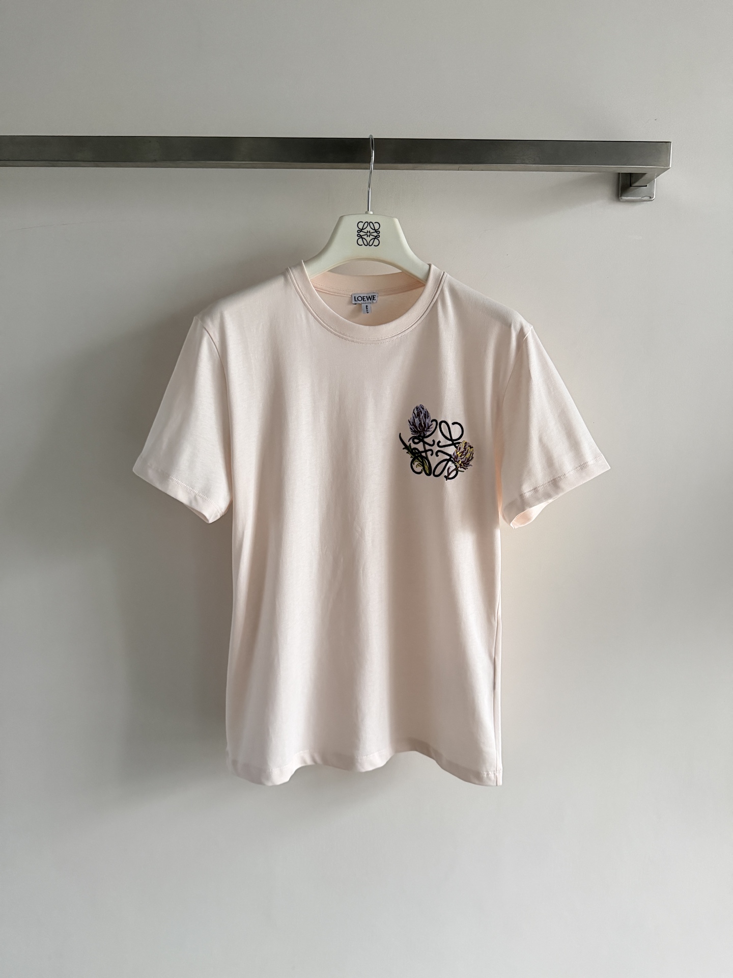 NO:856221,26 early spring Loew* new round neck embroidered T-shirt with three-dimensional logo embroidery pattern on the chest. Simple but not monotonous. Classic and versatile but not outdated. The version is not picky, and the upper body is fashionable, slim and advanced. SML!  ,Loewe-clothing,loewe,loewe,tees,t-shirt,1986090926早春Loew*新款圆领刺绣T恤 胸前立体logo刺绣图案 简约但不单调 经典百搭不过时 版型不挑人,上身时尚显瘦又高级 SML！,罗意威-服装,loewe,loewe,tees，t-shirt,,Women's clothing