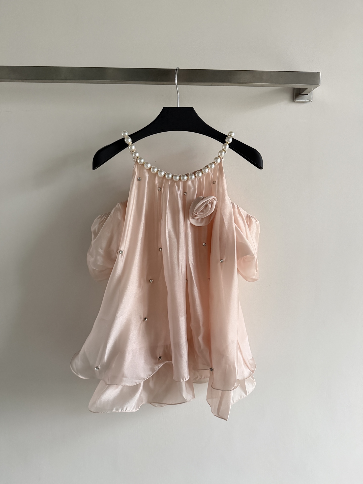 NO:855826,New French style pearl halter neck diamond top, the fabric is super breathable for summer wear!  The hanging neck pearl chain + heavy-duty diamond inlays are full of sophistication, and the three-dimensional flower brooch decoration is super layered. The ruffled hem is elegant and flexible, and the loose fit is slim and comfortable. You can easily get the ladylike style or the sweet and spicy style. It can be worn on dates, afternoon tea, and music festivals. It is practical and fashionable. It is a must-have and versatile item for the summer wardrobe!  SML,women's clothing,brooch,breastpin,19860909新款法式珍珠挂脖镶钻上衣,面料夏天穿超透气！挂脖珍珠链条+重工镶钻,精致感满满,立体花朵胸针装饰超有层次.荷叶边下摆飘逸灵动,宽松版型显瘦又舒适,轻松get名媛风or甜辣风.约会、下午茶、音乐节都能穿,实用又时髦,是夏季衣橱必备百搭单品！SML,女装,brooch，breastpin,,Women's clothing