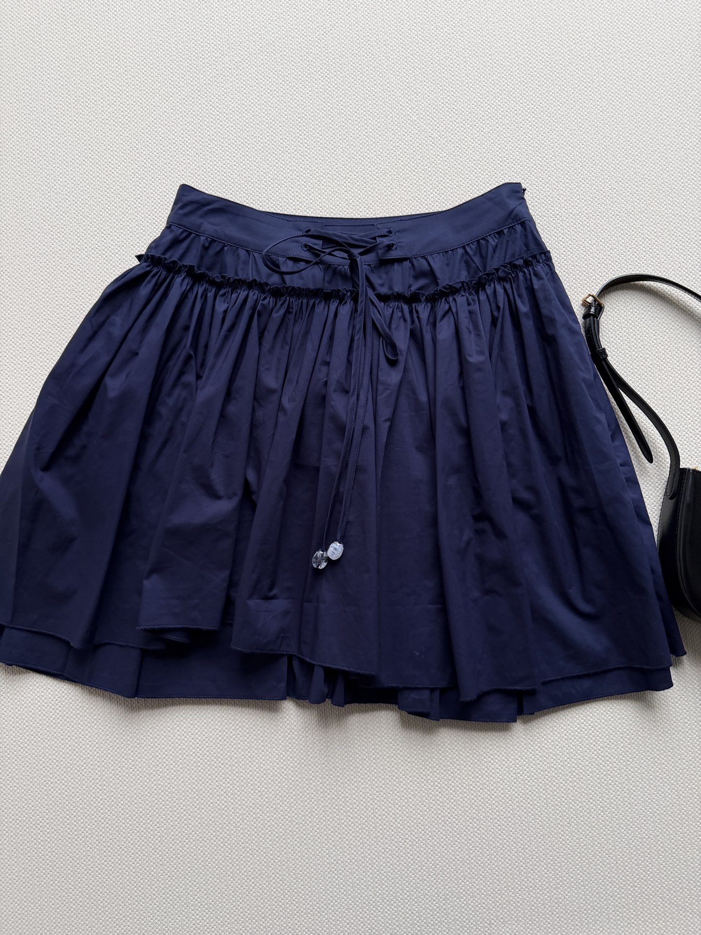 NO:853566,LOEW*26ss series bud skirt, made of lightweight cotton poplin, layered A-line version, fluffy and natural, super breathable for summer wear!  The waist strap design modifies the waistline and adds a sense of playfulness. The skirt has rich layers and is elegant and flexible when walking. It can be easily matched with a T-shirt or shirt. You can wear it for commuting, vacation, and daily life with a high-end and girly atmosphere. SML, Loewe - Clothing, loewe, loewe, skirts, shirts, tees, t-shirt,19860909LOEW*26ss系列花苞半裙,采用轻盈棉府绸,分层A字版型,蓬松自然,夏天穿超透气！腰部绑带设计,修饰腰线,增添俏皮感.裙摆层次丰富,走路飘逸灵动,轻松搭配T恤或衬衫,通勤、度假、日常都能穿出高级感和少女气息SML,罗意威-服装,loewe,loewe,skirts,shirts,tees，t-shirt,,Women's clothing