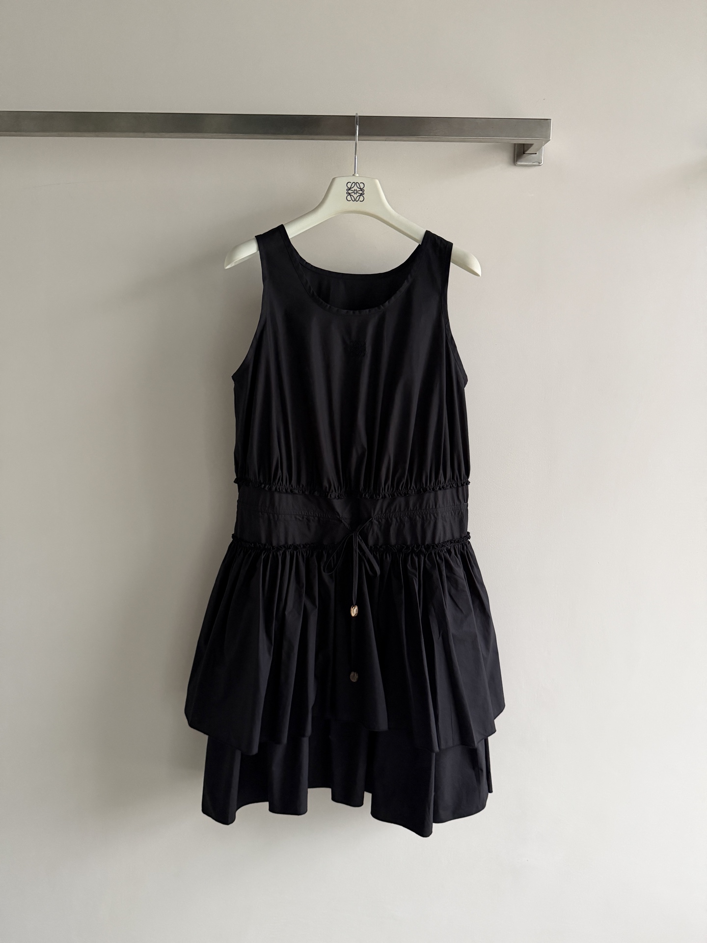 NO:853577,LOEW* new dress, made of cotton poplin, soft and crisp, super comfortable to wear in summer!  The sleeveless + drawstring waist design makes you look slimmer and flatters your body proportions. The A-line layered skirt is smart and elegant. It has a classic and fashionable atmosphere when walking. It can be easily used for commuting, vacations and parties. Pair it with a straw bag or sandals to easily get a sense of relaxation in summer!  SML, Loewe-clothing,loewe,loewe,sandals,espadrilles,skirts,19860909LOEW*新款连衣裙,棉府绸材质,柔软又挺括,夏天穿超舒服！无袖+抽绳收腰设计,显瘦又修饰身材比例,A字分层裙摆灵动飘逸,走路自带氛围感经典时尚,通勤、度假、聚会都能轻松驾驭,搭配草编包或凉鞋,夏日松弛感轻松get！SML,罗意威-服装,loewe,loewe,sandals,espadrilles,skirts,,Women's clothing