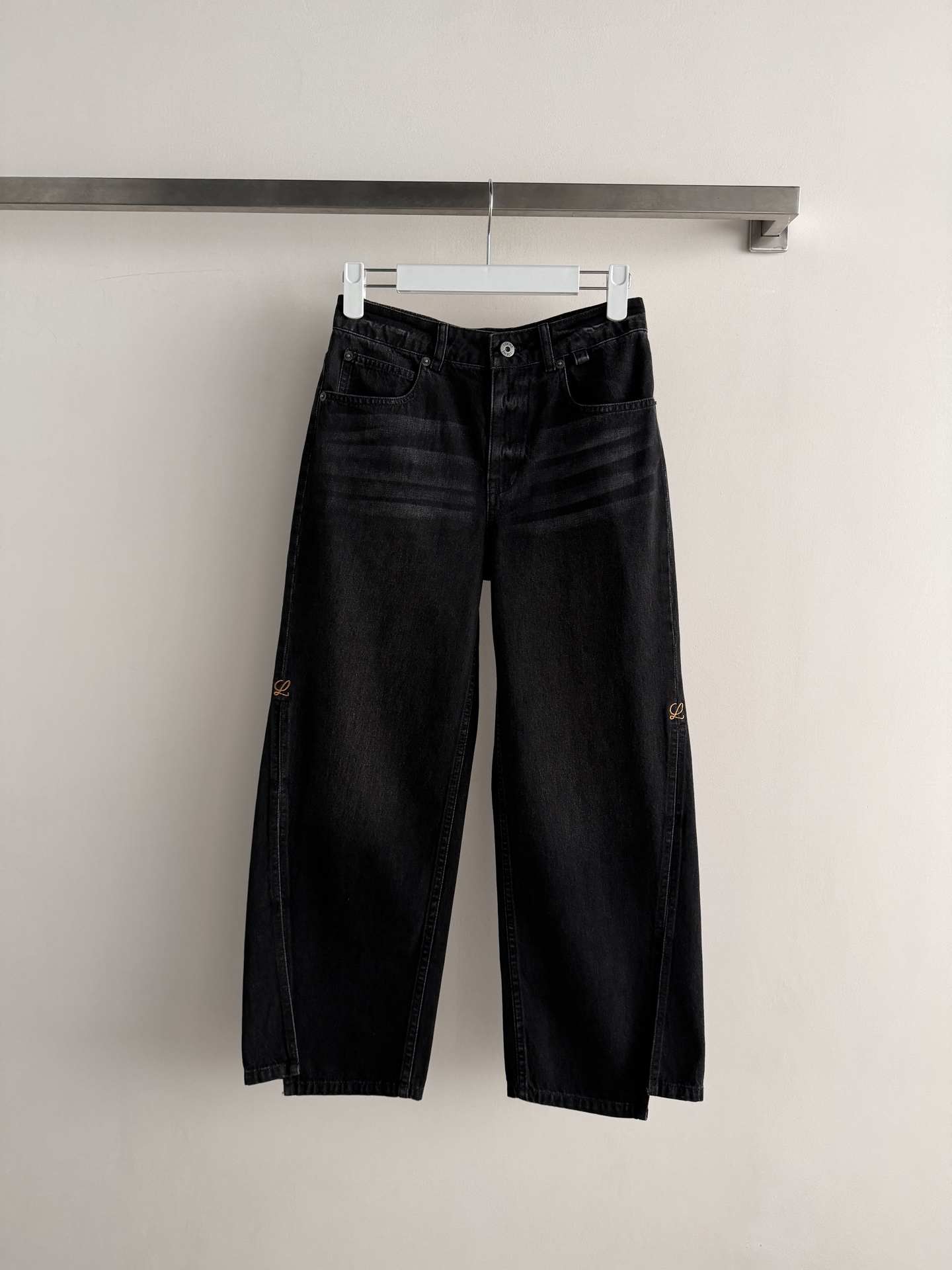NO:855885,New jeans, retro washed straight fit, distressed craftsmanship, 100% cotton material, breathable and comfortable, loose straight design to modify the leg shape, slimming and versatile. The side slit details are super design, they look great with any T-shirt, shirt or sweater, you can easily get American retro or Japanese casual style ~ can be worn in all seasons, suitable for daily commuting and leisure occasions!  SML, women's clothing, jeans, shirts, tees, t-shirt,19860909新款牛仔裤,复古水洗直筒版型,做旧感工艺,全棉材质透气舒适,宽松直筒设计修饰腿型,显瘦又百搭.侧边开叉细节超有设计感,随便搭T恤、衬衫或针织衫都很出彩,轻松get美式复古or日系休闲风～四季都能穿,日常通勤、休闲场合都OK！SML,女装,jeans,shirts,tees，t-shirt,,Women's clothing