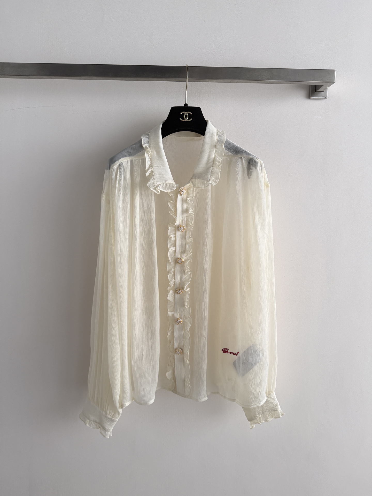 NO:823881,CHANE's latest new fungus lace shirt, made of light and breathable fabric, super comfortable to wear in spring and summer!  The beige color is fresh and gentle with ruffled neckline + retro buttons. It has perfect details and a French romantic atmosphere. It is loosely cut and looks great when worn alone or layered. It can be easily used for daily commuting and leisure. It is comfortable and has a sense of design. It is a must-have for fashionable girls!  SML,Chanel-clothing,chanel,chanel,loro piana,shirts,19860909CHANE*新款木耳花边衬衫,轻薄透气面料,春夏穿超舒服！米色清新又温柔荷叶边领口+复古纽扣,细节满分,法式浪漫氛围感拉满～宽松剪裁,单穿或叠搭都很出彩,日常通勤、休闲都能轻松驾驭,舒适又有设计感,时髦女孩必备！SML,香奈儿-服装,chanel,chanel,loro piana,shirts,,Women's clothing