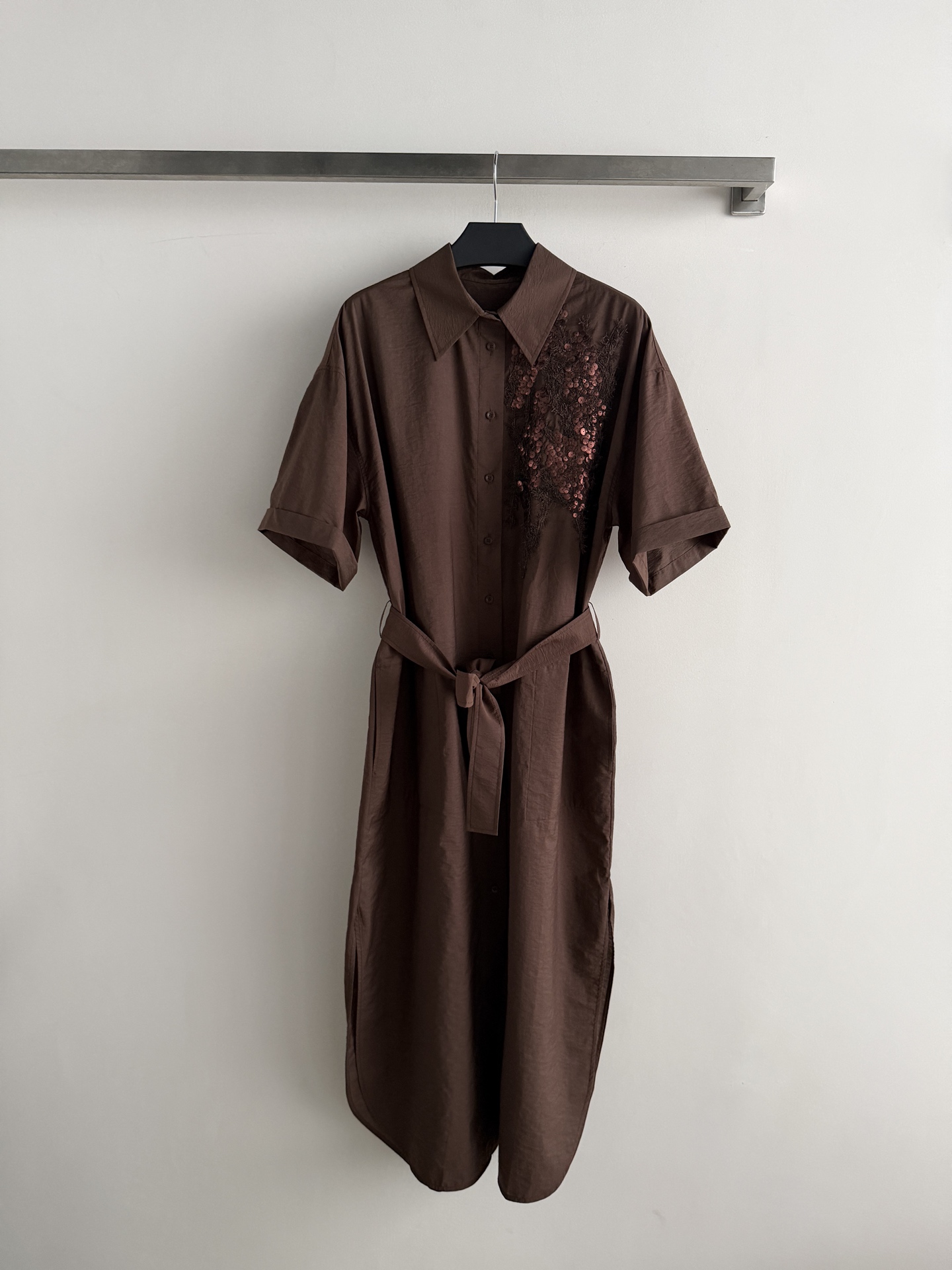 NO:857634,Brunello Cucinell*26ss new short-sleeved lapel shirt skirt, made of cotton blended material, soft and skin-friendly, super comfortable to wear in summer, embellished with heavy sequins, low-key and exquisite, with belt design to modify the body shape, full of elegance and temperament, can be easily controlled in commuting, workplace, and daily life, full of intellectual and gentle atmosphere ~ fashionable and high-end, with both quality and design sense SML, women's clothing, brunello cucinelli, skirts, shirts, T-shirt,19860909Brunello Cucinell*26ss新款短袖翻领衬衫裙,采用棉混纺材质,柔软亲肤,夏天穿超舒服,重工亮片点缀,低调又精致,搭配腰带设计修饰身形,优雅气质满分通勤、职场、日常都能轻松驾驭,知性温柔氛围感拉满～时尚高端,品质与设计感兼具SML,女装,brunello cucinelli,skirts,shirts,T-shirt,,Women's clothing