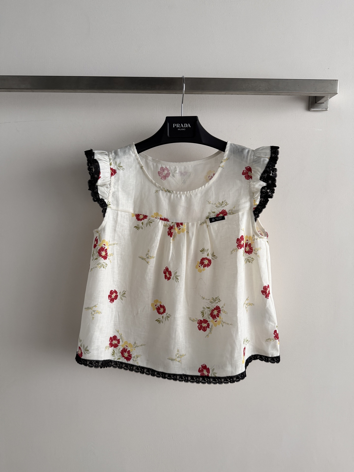 NO:856869,PRAD*26SS new floral baby doll shirt with white base fabric and red and yellow flowers, fresh and sweet!  Black lace trim embellishes the neckline, cuffs and hem, and the light linen fabric is full of retro feel. It is super comfortable to wear in summer. The loose version is super friendly to the body. It looks great with high-waisted pants or series of skirts. It can be easily used in daily vacations. SML-, Prada-clothing, prada, prada, skirts,19860909PRAD*26SS新款碎花娃娃衫白色底布配红黄小花,清新又甜美！黑色蕾丝边点缀领口、袖口和下摆,复古感满满轻薄亚麻面料,夏天穿超舒服,宽松版型对身材超友好,随便搭高腰裤or系列半裙都很出片,度假日常都能轻松驾驭SML-,普拉达-服装,prada,prada,skirts,,Women's clothing