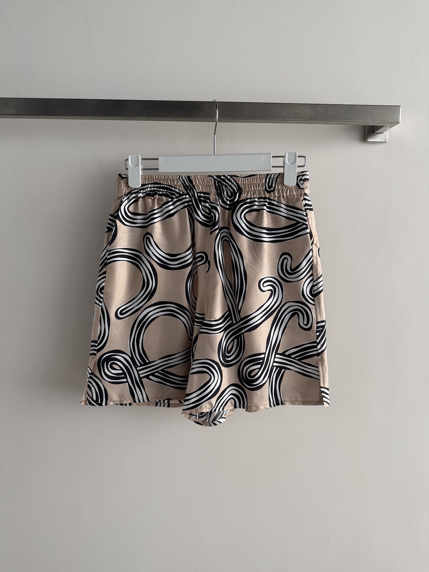 NO:855540,Loew's latest series of shorts, made of twill silk, are super comfortable to wear in summer!  The black and white knot print is inspired by nautical elements, full of art and highly recognizable. The elastic waist design is easy to put on and take off, and is suitable for all body types. The overall style is lazy and casual, and can be easily worn on vacation, daily, and urban wear. Pair it with a simple top or straw bag to easily get a sense of summer relaxation. SML, Loewe-Clothing, loewe, loewe, espadrilles, shorts, real silk,19860909Loew*新款系列短裤,采用斜纹真丝,夏天穿超舒服！黑白绳结印花灵感来自航海元素,艺术感满满,辨识度超高.松紧腰设计,穿脱方便,适合各种身材.整体风格慵懒随性,度假、日常、都市穿搭都能轻松驾驭,搭配简约上衣或草编包,轻松get夏日松弛感.SML,罗意威-服装,loewe,loewe,espadrilles,shorts,real silk,,Women's clothing
