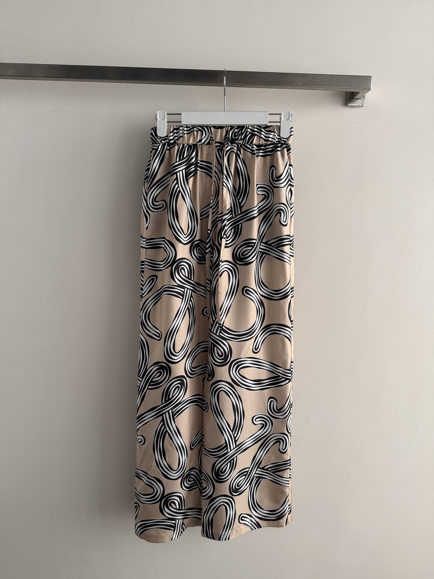 NO:855548,Loew's latest series of trousers are made of twill silk, which is super comfortable to wear in summer!  The black and white knot print is inspired by nautical elements, full of art and highly recognizable. The elastic waist design is easy to put on and take off, and is suitable for all body types. The overall style is lazy and casual, and can be easily worn on vacation, daily, and urban wear. Pair it with a simple top or straw bag to easily get a sense of summer relaxation. SML, Loewe-clothing, loewe, loewe, espadrilles, real silk,19860909Loew*新款系列长裤采用斜纹真丝,夏天穿超舒服！黑白绳结印花灵感来自航海元素,艺术感满满,辨识度超高.松紧腰设计,穿脱方便,适合各种身材.整体风格慵懒随性,度假、日常、都市穿搭都能轻松驾驭,搭配简约上衣或草编包,轻松get夏日松弛感.SML,罗意威-服装,loewe,loewe,espadrilles,real silk,,Women's clothing