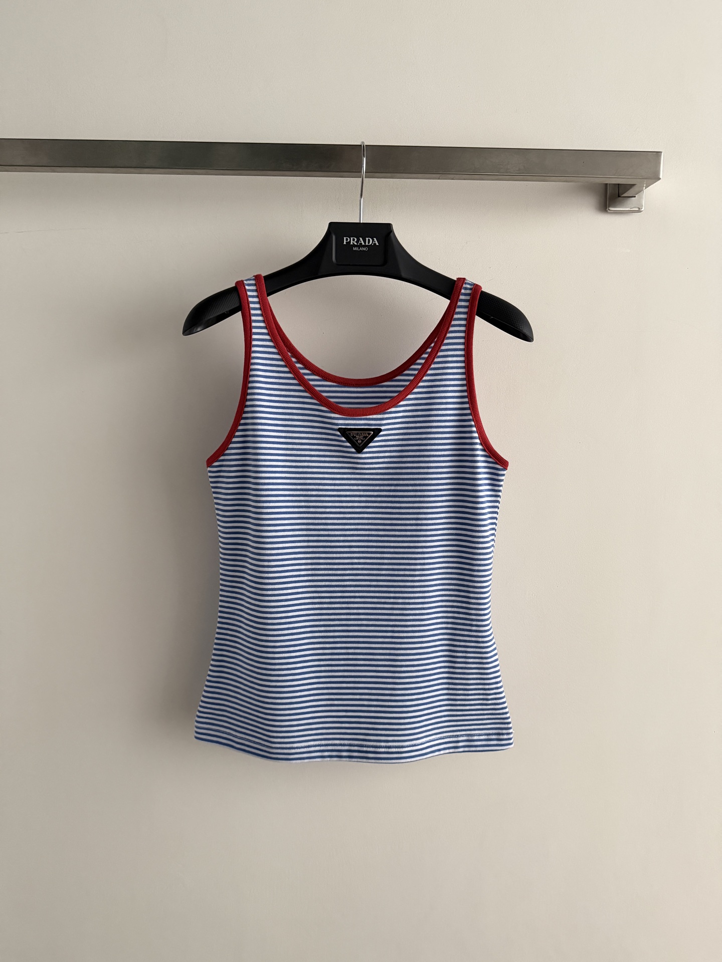 NO:855547,Prad*26 new blue and white striped vest, decorated with red trim, full of French retro atmosphere. High-quality pure cotton knitted, soft and skin-friendly, super breathable, super comfortable to wear in summer!  The triangular logo on the chest makes the brand instantly recognizable. The slim fit is suitable for wearing alone or as a base layer. It is elegant when paired with a high-waisted skirt or casual and casual with jeans. It can be easily used for commuting, dating and daily life. It is a versatile tool for summer wardrobe!  SML,Prada-clothing,prada,prada,skirts,jeans,19860909Prad*26新款蓝白条纹背心,红色边饰点缀,法式复古氛围感满满.高品质纯棉针织,柔软亲肤,透气性超赞,夏天穿超舒服！胸前三角标Logo,品牌辨识度直接拉满.修身版型,单穿或打底都很OK,搭配高腰裙优雅,配牛仔裤休闲随性,通勤、约会、日常都能轻松驾驭,是夏季衣橱百搭神器！SML,普拉达-服装,prada,prada,skirts,jeans,,Women's clothing