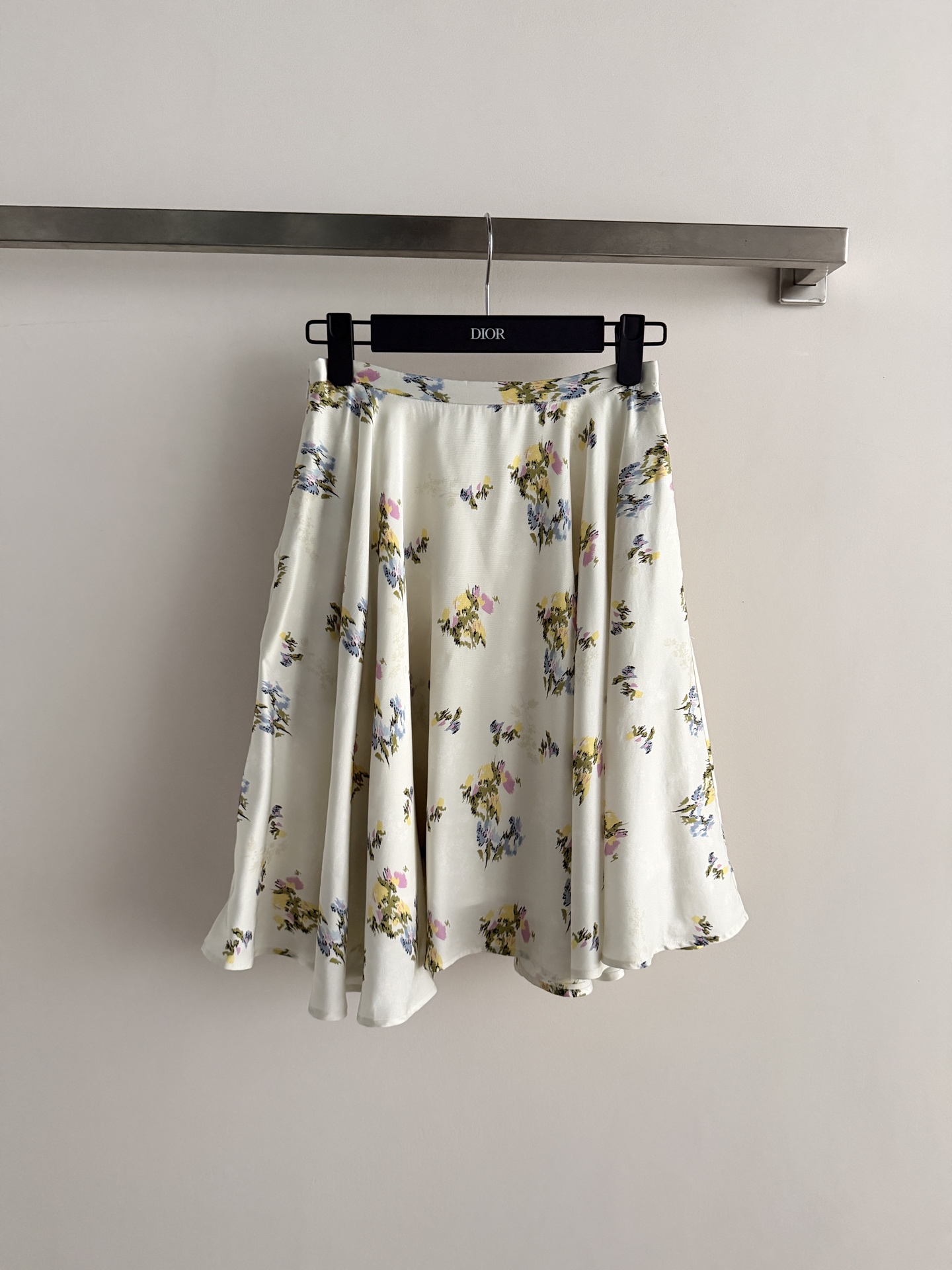 NO:855525,Dio*'s new silk floral skirt, with an off-white base and yellow, purple and blue flowers, is full of French elegance!  Light and elegant, super comfortable to wear in spring and summer, the A-line mid-length style is slim and tolerant to the figure. It is perfect for daily commuting, vacationing, and taking photos. Pair it with a sweater or shirt to easily get a romantic atmosphere ~ SML, Dior-clothing, dior, dior, skirts, shirts, real silk,19860909Dio*新款真丝碎花半身裙,米白底配黄紫蓝花卉,法式优雅感满满！轻盈飘逸,春夏穿超舒服,A字中长款显瘦又包容身材.日常通勤、度假、拍照都很出片,搭配针织衫或衬衫,轻松get浪漫氛围感～SML,迪奥-服装,dior,dior,skirts,shirts,real silk,,Women's clothing