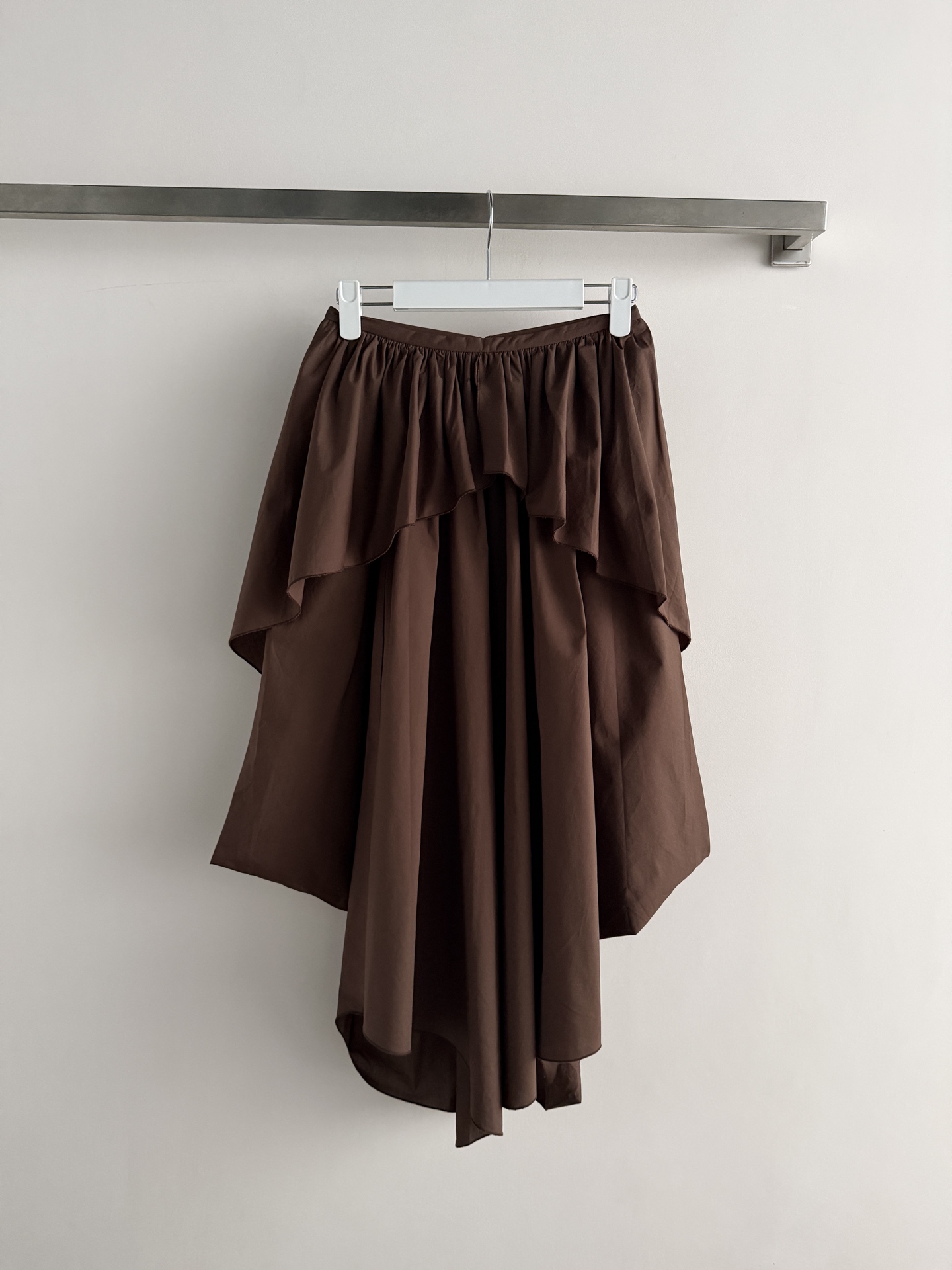 NO:856230,LOEW*'s new bud design skirt is irregularly layered and cut, with a retro and lazy atmosphere. The cotton material is soft and textured, with great drape and flesh-covering effects. It is suitable for various body shapes. The irregular hem design is super layered. Pair it with a simple top or waist chain, and you can easily get a summer vacation style or a relaxed daily look. Resort style, fashionable and practical!  Two-color SML, Loewe-clothing, loewe, loewe, skirts,19860909LOEW*新款花苞设计感半裙不规则层叠剪裁,复古慵懒氛围感满分棉材质柔软有质感,垂坠感和遮肉效果都很赞,适合多种身材穿搭.不规则下摆设计超有层次,搭配简约上衣或腰链,轻松get夏日度假风or日常松弛感造型.度假风格,时髦又实用！ 两色SML,罗意威-服装,loewe,loewe,skirts,,Women's clothing