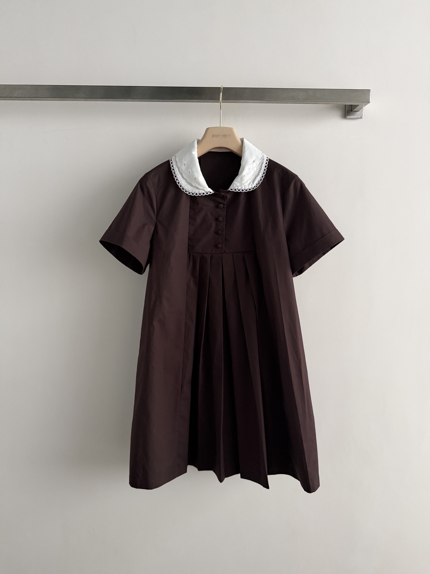 NO:856944,miumi*26 new short-sleeved babydoll dress, chocolate brown + white babydoll collar, full of retro college style!  The A-line version + pleated skirt covers the crotch and makes you look slimmer. It is very friendly to the figure and can be easily controlled by small people. The short-sleeved design is super comfortable to wear in summer and the fabric is light and breathable. Paired with small leather shoes and mid-calf socks, it is sweet and age-reducing. It is suitable for daily outings, dates, and commuting. You can easily get the Korean style atmosphere!  SML,miumiu-clothing,miumiu,skirts,T-shirt,19860909miumi*26新款短袖娃娃裙,巧克力棕色+白色娃娃领,复古学院风满满！A字版型+百褶裙摆,遮胯显瘦,对身材超友好,小个子也能轻松驾驭.短袖设计,夏天穿超舒服,面料轻薄透气.搭配小皮鞋、中筒袜,甜美又减龄,日常出街、约会、通勤都很适合,轻松get韩系千金氛围感！SML,缪缪-服装,miumiu,skirts,T-shirt,,Women's clothing