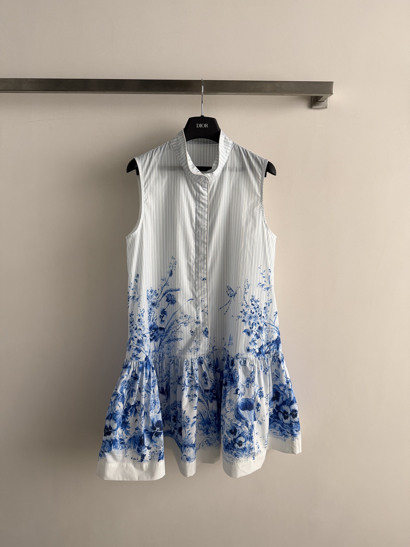 NO:859858,Dio*26SS new blue and white porcelain printed dress has blue and white vertical stripes on the skirt, blue and white porcelain floral patterns on the hem, and a sleeveless stand-up collar design full of oriental aesthetic atmosphere. The short cut is clean and neat, and the fabric is light and comfortable. It has a French elegance when worn alone. It is also very suitable to be paired with a small jacket. It is very eye-catching whether it is worn for daily commuting, dating or outing. When you wear it, you will look like a cool beauty with its own filter.  The atmosphere of spring and summer is directly contracted by it SML-, Dior-clothing, dior, dior, skirts, jackets & coats,19860909Dio*26SS新款青花瓷印花连衣裙裙身蓝白竖条纹,下摆青花瓷花卉图案,东方美学氛围感满满无袖立领设计,短款剪裁干净利落,面料也轻盈舒适,单穿自带法式优雅感,搭配小外套也超合适,不管是日常通勤、约会还是出游穿都超吸睛,穿上就是自带滤镜的清冷美人 春夏的氛围感直接被它承包啦SML-,迪奥-服装,dior,dior,skirts,jackets & coats,,Women's clothing