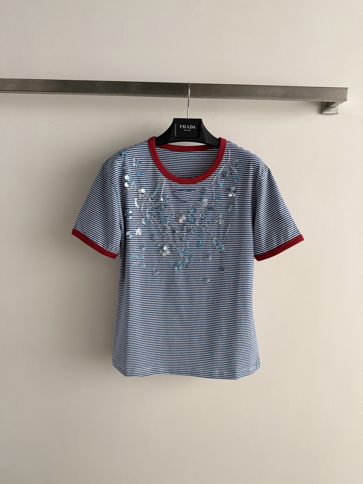NO:823775,Prad*26 new blue and white striped short-sleeved T-shirt, embellished with red trim, full of French retro atmosphere. High-quality pure cotton knitted, soft and skin-friendly, super breathable, super comfortable to wear in summer!  The triangular logo on the chest is decorated with sequins and beading to add a sense of sophistication. It is OK to wear alone or as a base layer. It is elegant when paired with a high-waisted skirt or casual and casual with jeans. It can be easily used for commuting, dating and daily life. It is a versatile item for summer wardrobe!  SML,Prada-clothing,loro piana,prada,prada,skirts,jeans,T-shirt,tees,t-shirt,19860909Prad*26新款蓝白条纹短袖T恤,红色边饰点缀,法式复古氛围感满满.高品质纯棉针织,柔软亲肤,透气性超赞,夏天穿超舒服！胸前三角标Logo,点缀亮片钉珠装饰,增添精致感,单穿或打底都很OK,搭配高腰裙优雅,配牛仔裤休闲随性,通勤、约会、日常都能轻松驾驭,是夏季衣橱百搭神器！SML,普拉达-服装,loro piana,prada,prada,skirts,jeans,T-shirt,tees，t-shirt,,Women's clothing