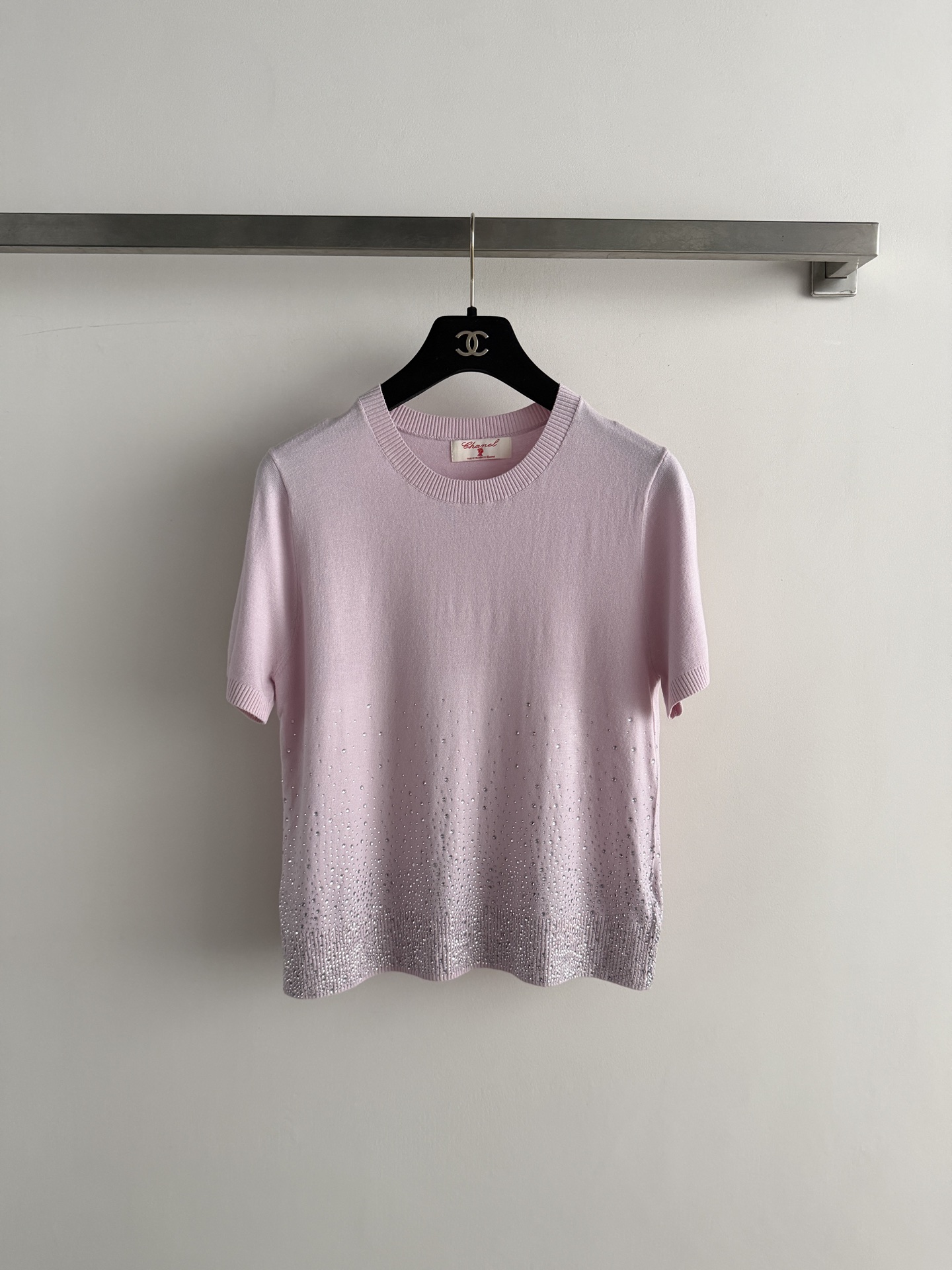 NO:823760,CHANE*2026 new short-sleeved sweater, the fabric is soft and skin-friendly, super comfortable to wear in spring and summer!  Three-dimensional hot diamond design, gentle atmosphere, perfect round neck, slightly loose fit, strong tolerance, even fat sisters can easily control it ~ It can be worn for daily life, commuting, and dating, and it looks great with jeans, straight pants or skirts!  SML,Chanel-clothing,chanel,chanel,loro piana,skirts,jeans,T-shirt,19860909CHANE*2026新品短袖针织衫,面料柔软亲肤,春夏穿超舒服！立体烫钻设计,温柔氛围感满分圆领微宽松版型,包容性强,微胖姐妹也能轻松驾驭～日常、通勤、约会都能穿,搭配牛仔裤、直筒裤或半身裙都很出彩！SML,香奈儿-服装,chanel,chanel,loro piana,skirts,jeans,T-shirt,,Women's clothing