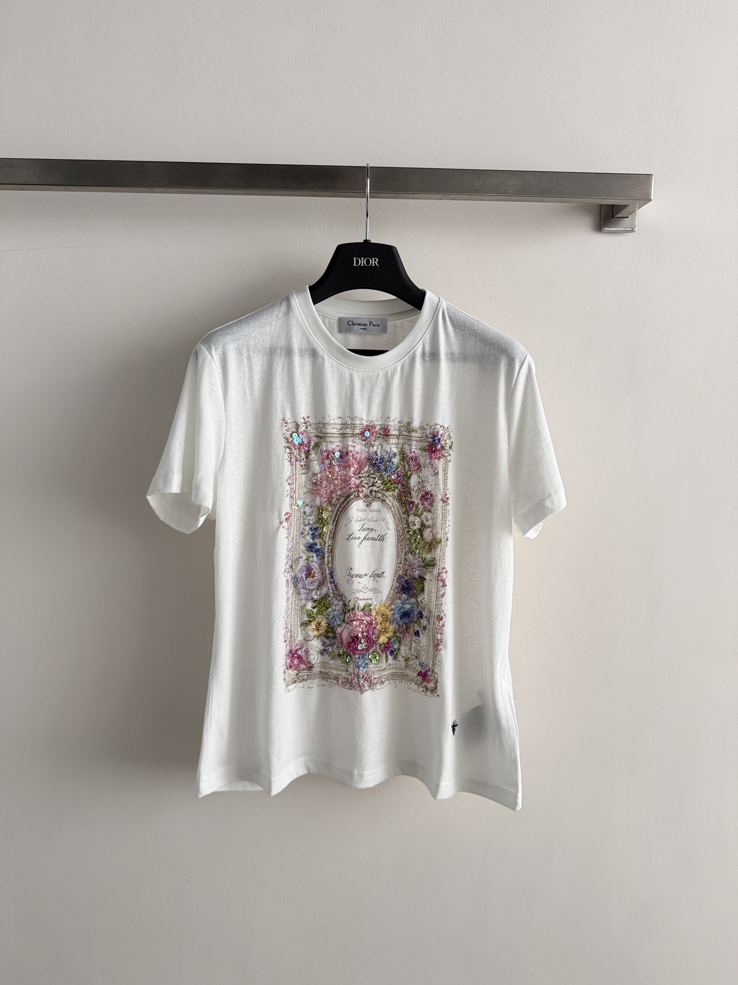 NO:823801,26SS short-sleeved T-shirt is made of pure cotton, breathable and comfortable, and super friendly for daily wear. The flower pattern on the front is decorated with beading. It is full of artistic sense and has a regular fit, which can accommodate a variety of body types. It is OK to match with jeans or casual pants. It can easily create an elegant and casual style. It is very suitable for you who like unique designs. SML-, Dior-clothing, dior, jeans, T-shirt, tees, t-shirt,1986090926SS短袖T恤采用纯棉材质,透气舒适,日常穿着超友好.正面花卉图案加钉珠装饰 艺术感满满常规版型,包容多种身材,搭配牛仔裤或休闲裤都很OK,轻松打造优雅随性风格,超适合喜欢独特设计的你SML-,迪奥-服装,dior,jeans,T-shirt,tees，t-shirt,,Women's clothing