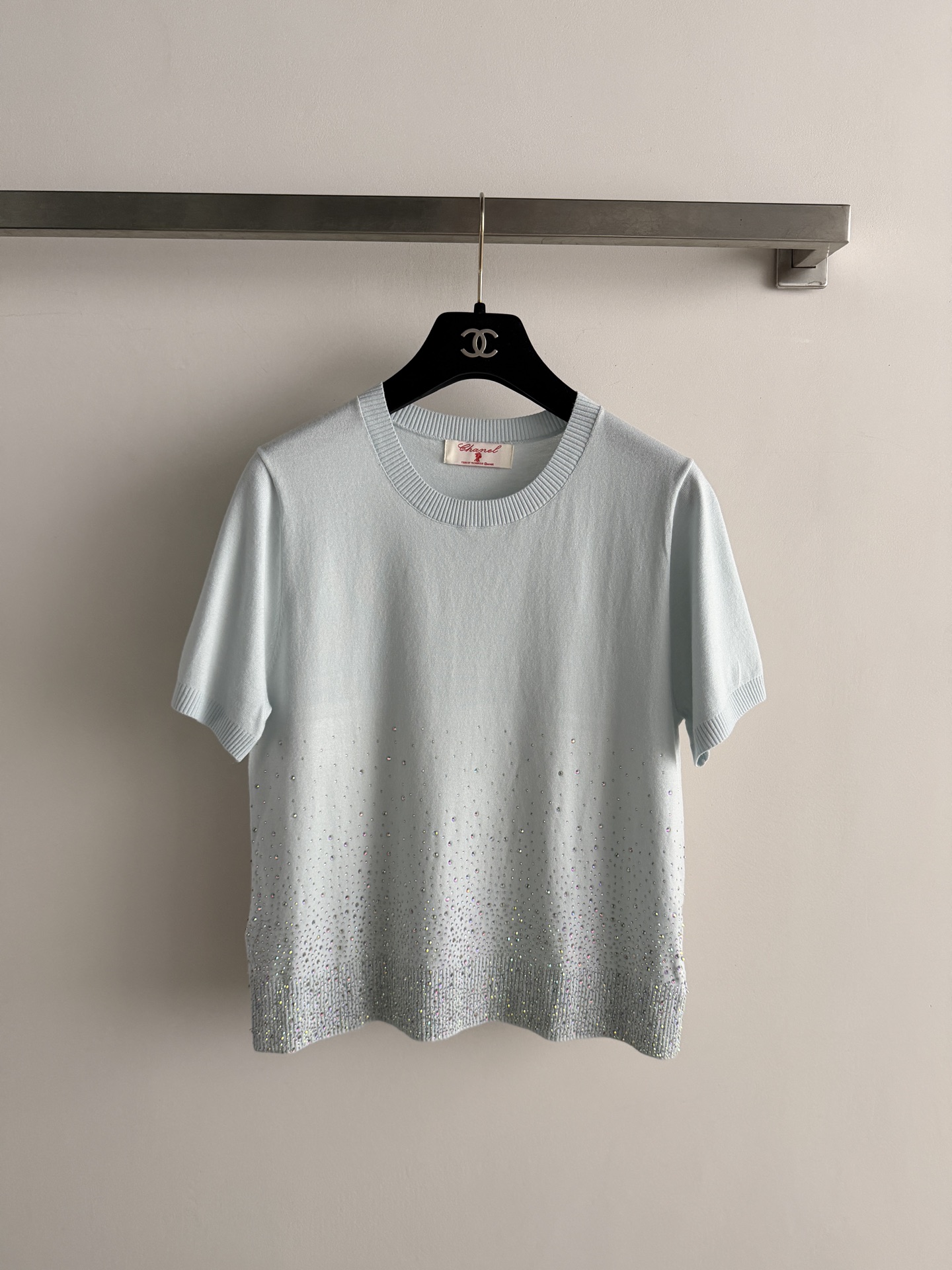 NO:823828,CHANE*2026 new short-sleeved sweater, the fabric is soft and skin-friendly, super comfortable to wear in spring and summer!  Three-dimensional hot diamond design, gentle atmosphere, perfect round neck, slightly loose fit, strong tolerance, even fat sisters can easily control it ~ It can be worn for daily life, commuting, and dating, and it looks great with jeans, straight pants or skirts!  SML,Chanel-clothing,chanel,chanel,loro piana,skirts,jeans,T-shirt,19860909CHANE*2026新品短袖针织衫,面料柔软亲肤,春夏穿超舒服！立体烫钻设计,温柔氛围感满分圆领微宽松版型,包容性强,微胖姐妹也能轻松驾驭～日常、通勤、约会都能穿,搭配牛仔裤、直筒裤或半身裙都很出彩！SML,香奈儿-服装,chanel,chanel,loro piana,skirts,jeans,T-shirt,,Women's clothing