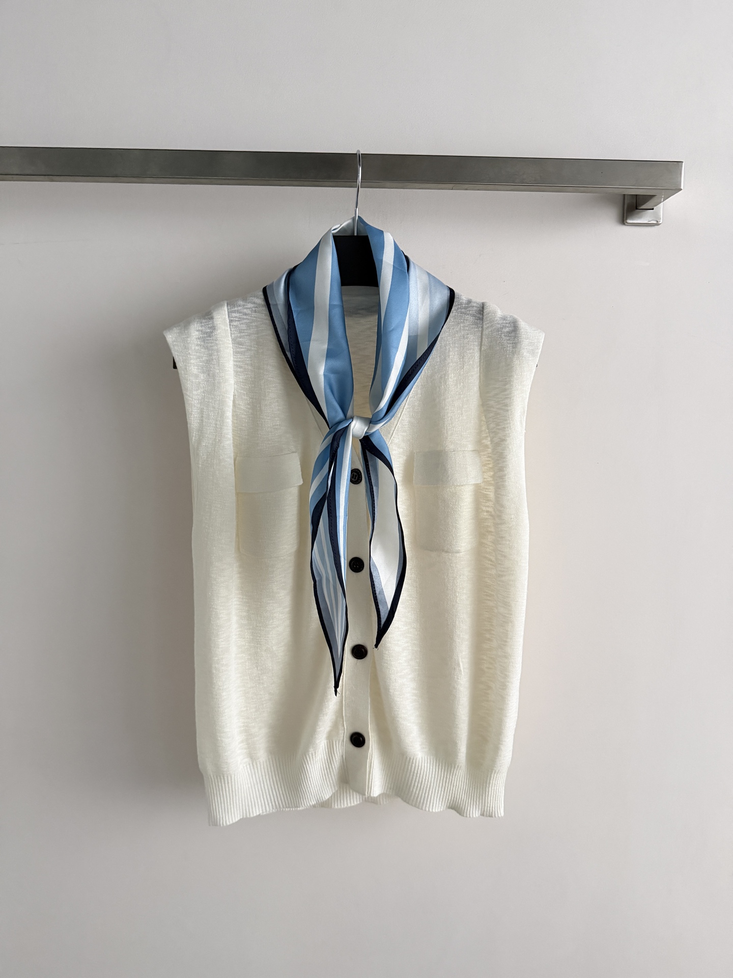 NO:908180,The new knitted vest cardigan, including sleeveless knitted vest + detachable silk scarf, is simple and elegant, perfect for spring and summer wear!  The vest is soft and breathable, with a front button + double pocket design, practical and detailed. The silk scarf is blue and white striped, light and elegant, and can be easily used for commuting and leisure. It has a perfect elegance and one size fits all.19860909新款针织马甲开衫,包含无袖针织马甲+可拆卸丝巾,简约大方,春夏穿搭超适合！马甲柔软透气,正面纽扣+双口袋设计,实用又有细节感,丝巾蓝白条纹,轻盈飘逸,通勤休闲都能轻松驾驭,优雅气质满分均码,,,Women's clothing