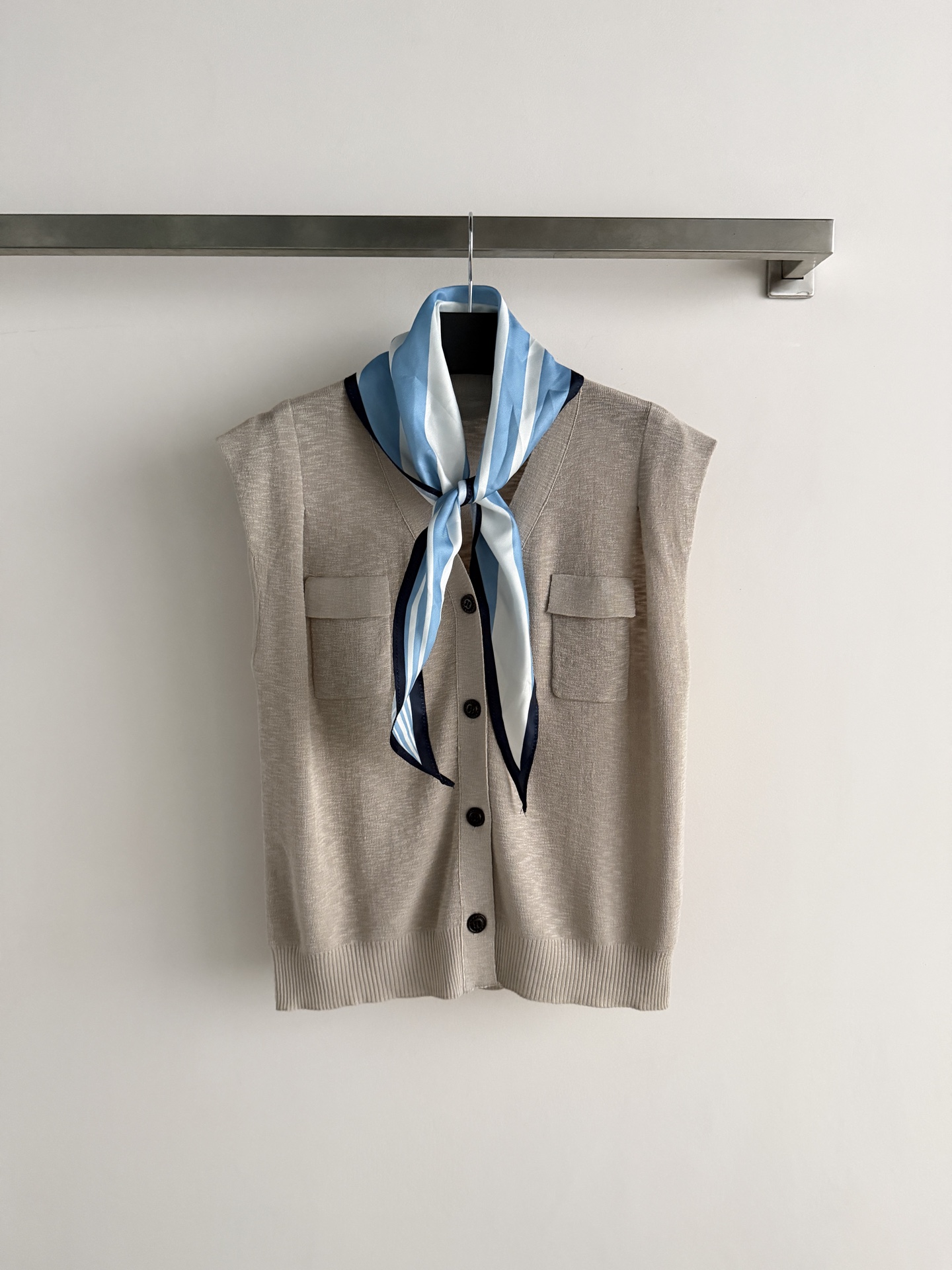 NO:853541,The new knitted vest cardigan, including sleeveless knitted vest + detachable silk scarf, is simple and elegant, perfect for spring and summer wear!  The vest is soft and breathable, with front button + double pocket design, practical and detailed. The silk scarf is blue and white striped, light and elegant, easy to control for commuting and leisure, perfect elegance, one size fits all, women's clothing,19860909新款针织马甲开衫,包含无袖针织马甲+可拆卸丝巾,简约大方,春夏穿搭超适合！马甲柔软透气,正面纽扣+双口袋设计,实用又有细节感,丝巾蓝白条纹,轻盈飘逸,通勤休闲都能轻松驾驭,优雅气质满分均码,女装,,Women's clothing