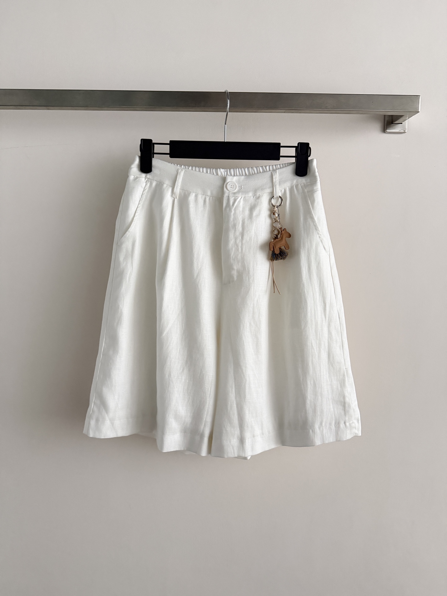NO:853530,SS's new linen three-quarter pants are carefully made of linen blended fabrics. They are versatile, refreshing and fashionable. They are a must-have high-waisted shorts for summer wear. The pleated design is smart and natural, and can accommodate all body shapes. You can look casual while walking. SML, women's clothing, shorts,19860909SS新款亚麻五分裤,采用亚麻混纺面料精心打造,百搭清爽随性,时尚气质,夏日穿搭必备高腰短裤,褶裥设计灵动自然,包容各种身形,漫步间皆是随性洒脱SML,女装,shorts,,Women's clothing